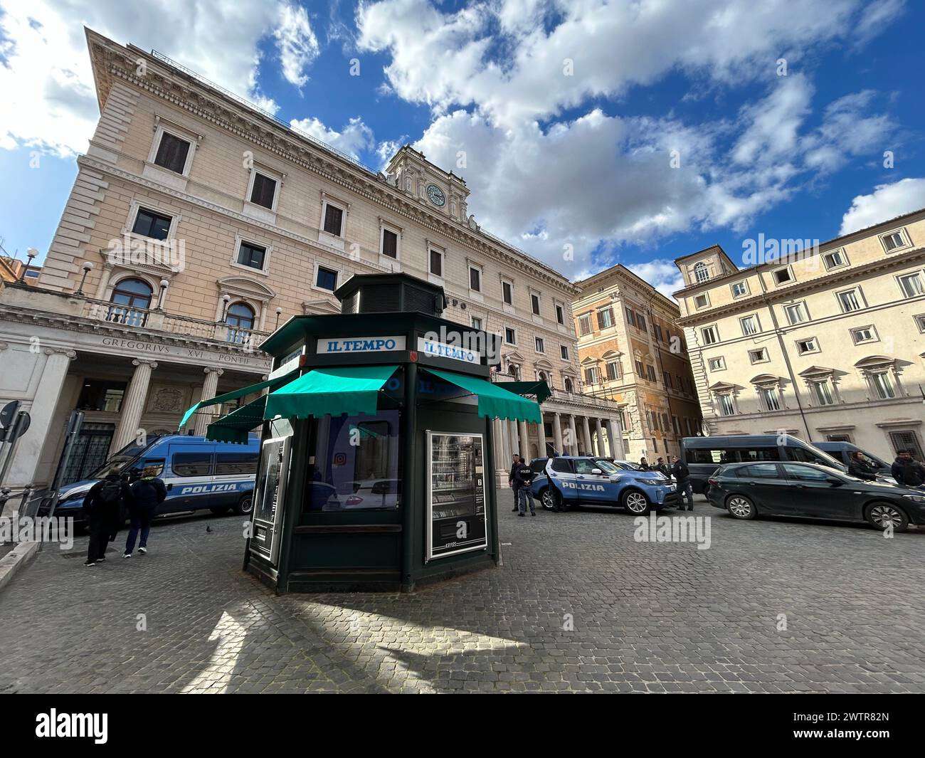 ROM, Italia. 7 marzo 2024. L'edicola di fronte a Palazzo Chigi, la residenza ufficiale dei capi di governo italiani, che ora ha solo un distributore automatico. Crediti: Christoph Sator/dpa/Alamy Live News Foto Stock