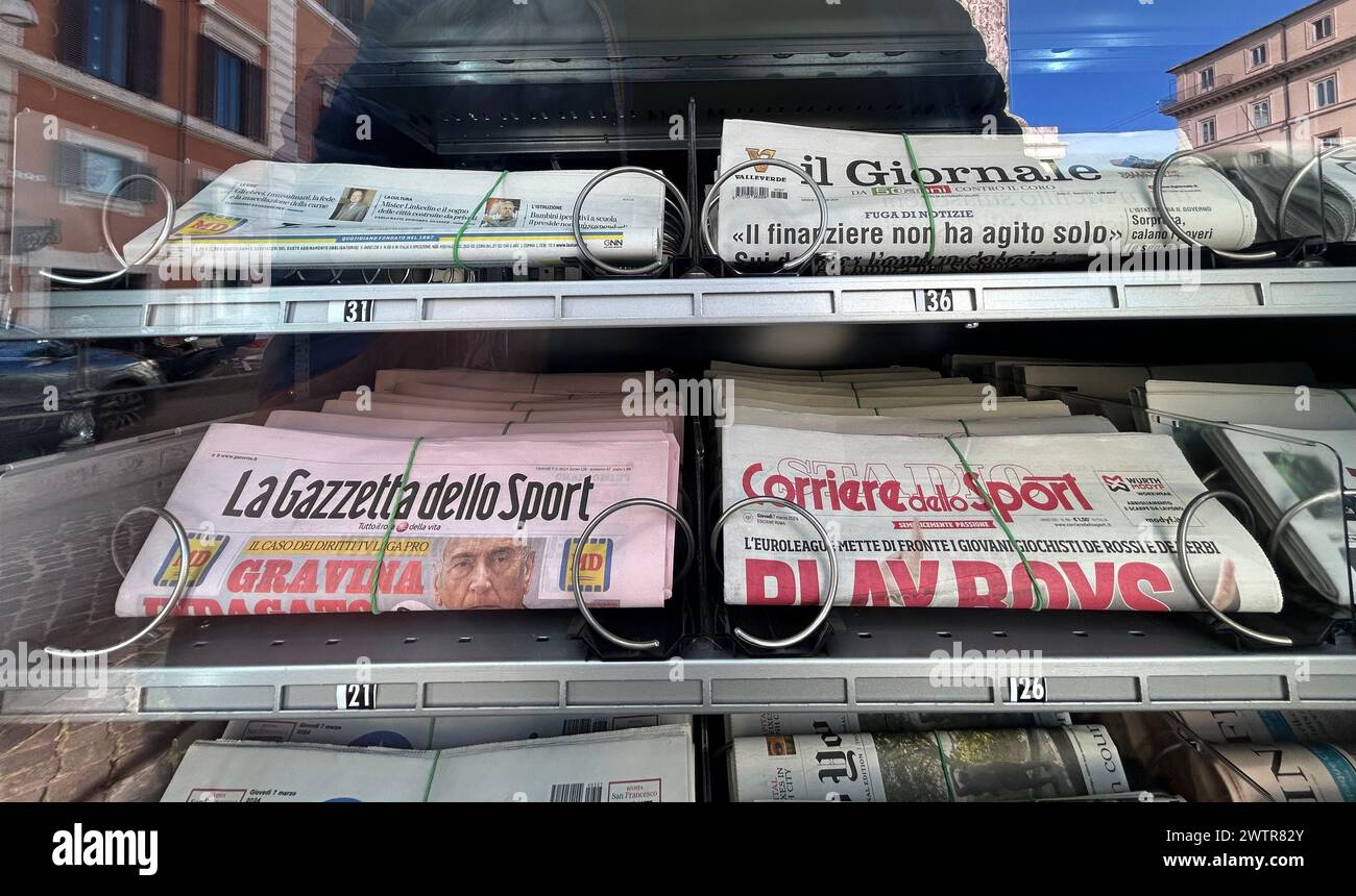 ROM, Italia. 7 marzo 2024. Giornali italiani in un distributore automatico di chioschi. Crediti: Christoph Sator/dpa/Alamy Live News Foto Stock