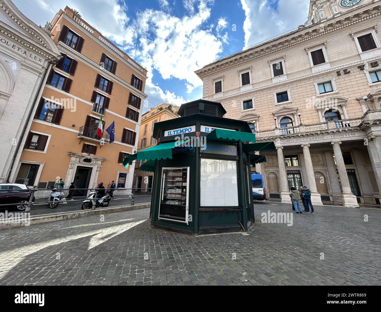 ROM, Italia. 7 marzo 2024. L'edicola di fronte a Palazzo Chigi, la residenza ufficiale dei capi di governo italiani, che ora ha solo un distributore automatico. Crediti: Christoph Sator/dpa/Alamy Live News Foto Stock