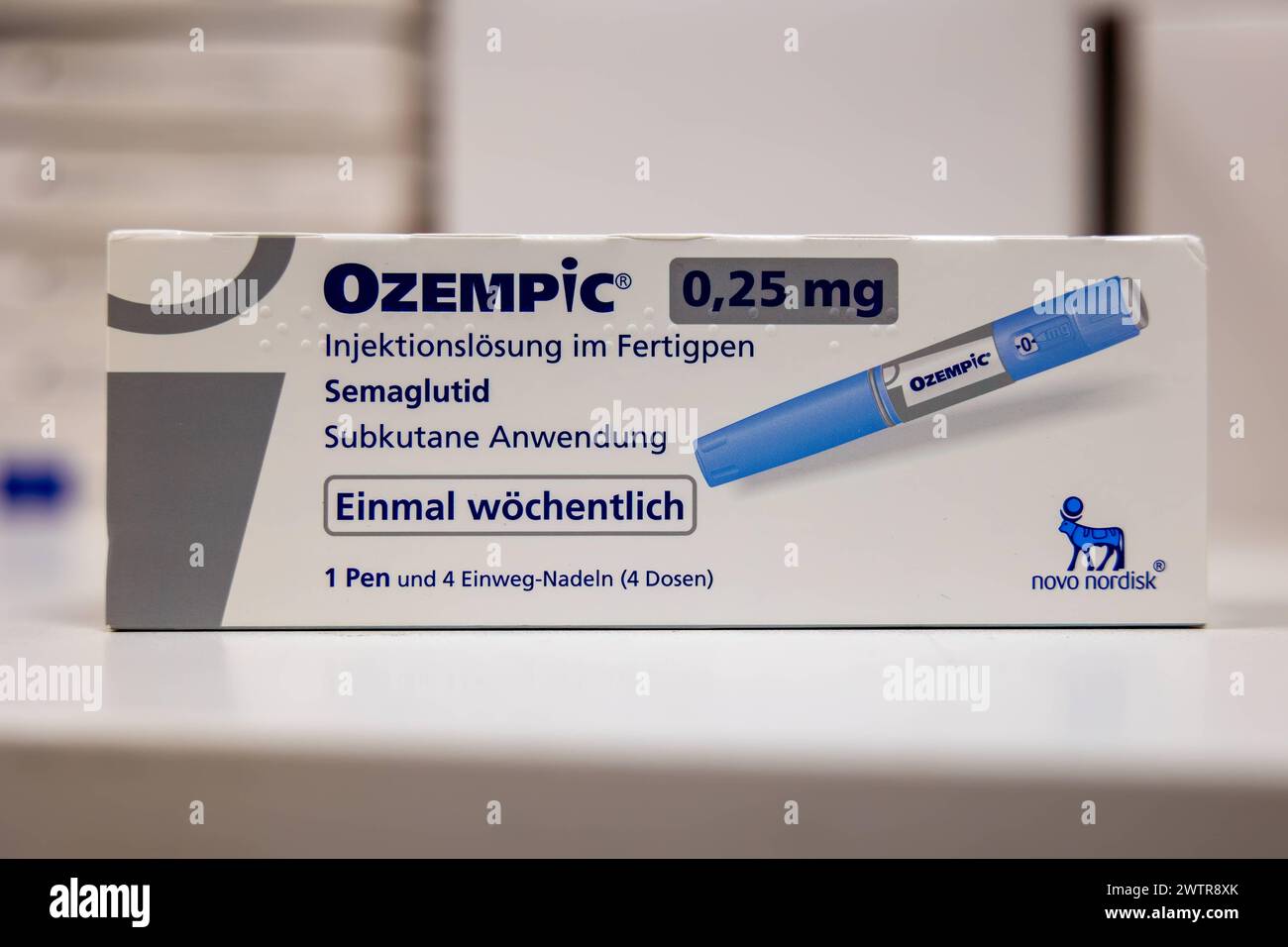 Medikamente in Deutschland Symbolbild: Verschreibungspflichtiges Arzneimittel das zu einer Gewichtsabnahme führen kann, der Wirkstoff Semaglutid ist in dem Handelspräparat Ozempic Indikation Diabetes Typ 2 von dänischen Hersteller Novo Nordisk. Oft wird dieses Medikament auch als Abnehmspritze in den Schlagzeilen erwähnt. *** Farmaci in Germania immagine simbolica prescrizione farmaco che può portare alla perdita di peso, il principio attivo semaglutide è nella preparazione commerciale indicazione Ozempic diabete di tipo 2 dal produttore danese Novo Nordisk questo farmaco è spesso menzionato anche nei titoli a Foto Stock