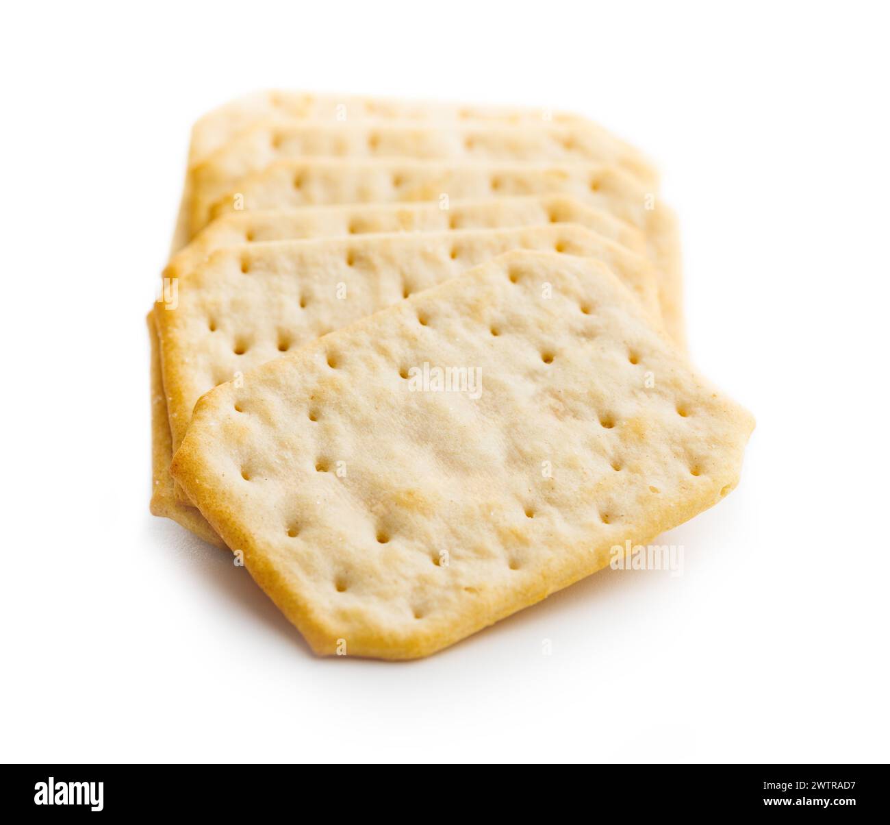 Cracker impilati su una superficie bianca semplice. Isolato su sfondo bianco. Foto Stock