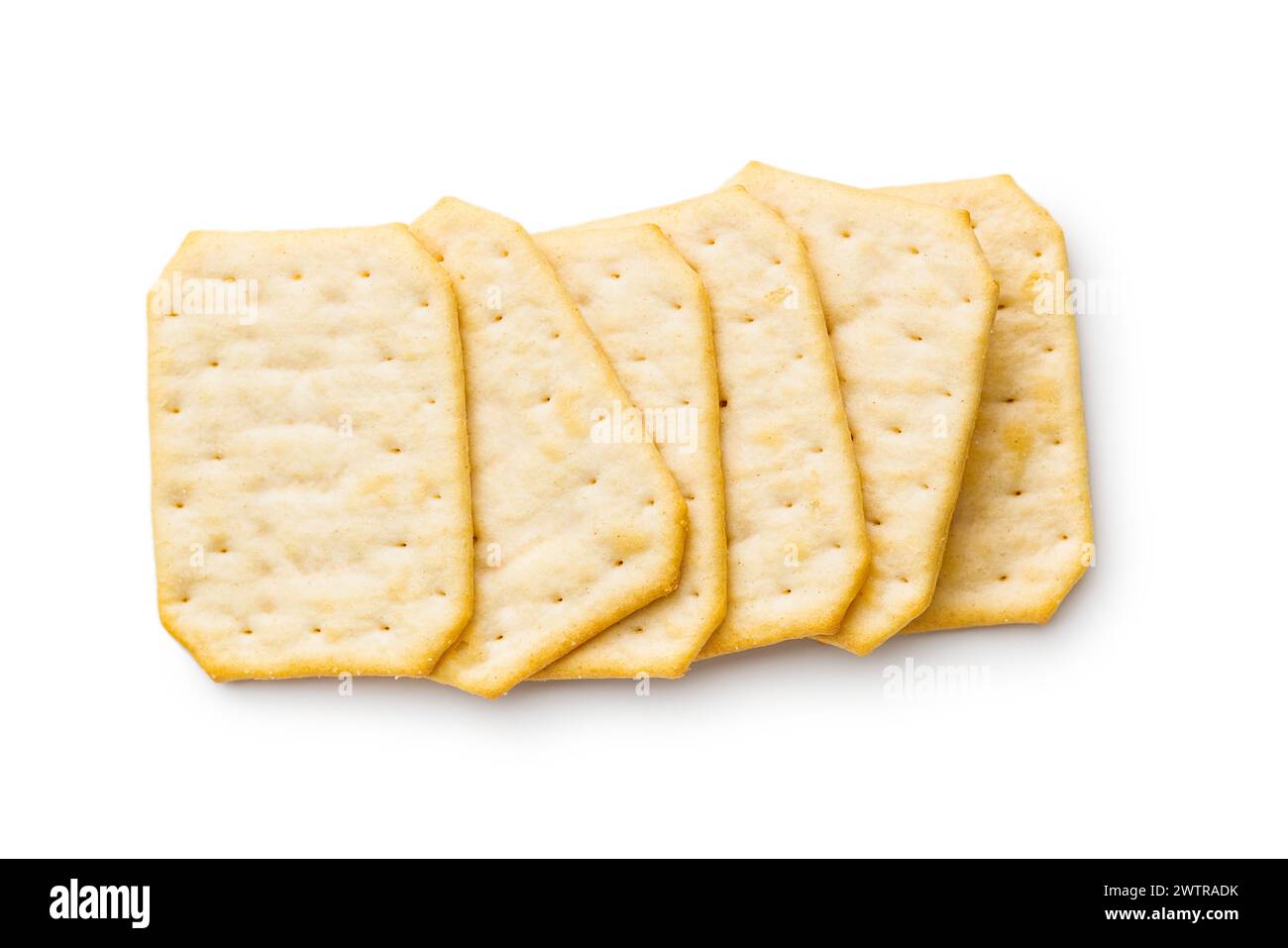 Cracker impilati su una superficie bianca semplice. Isolato su sfondo bianco. Foto Stock