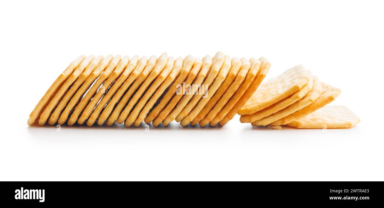 Cracker impilati su una superficie bianca semplice. Isolato su sfondo bianco. Foto Stock