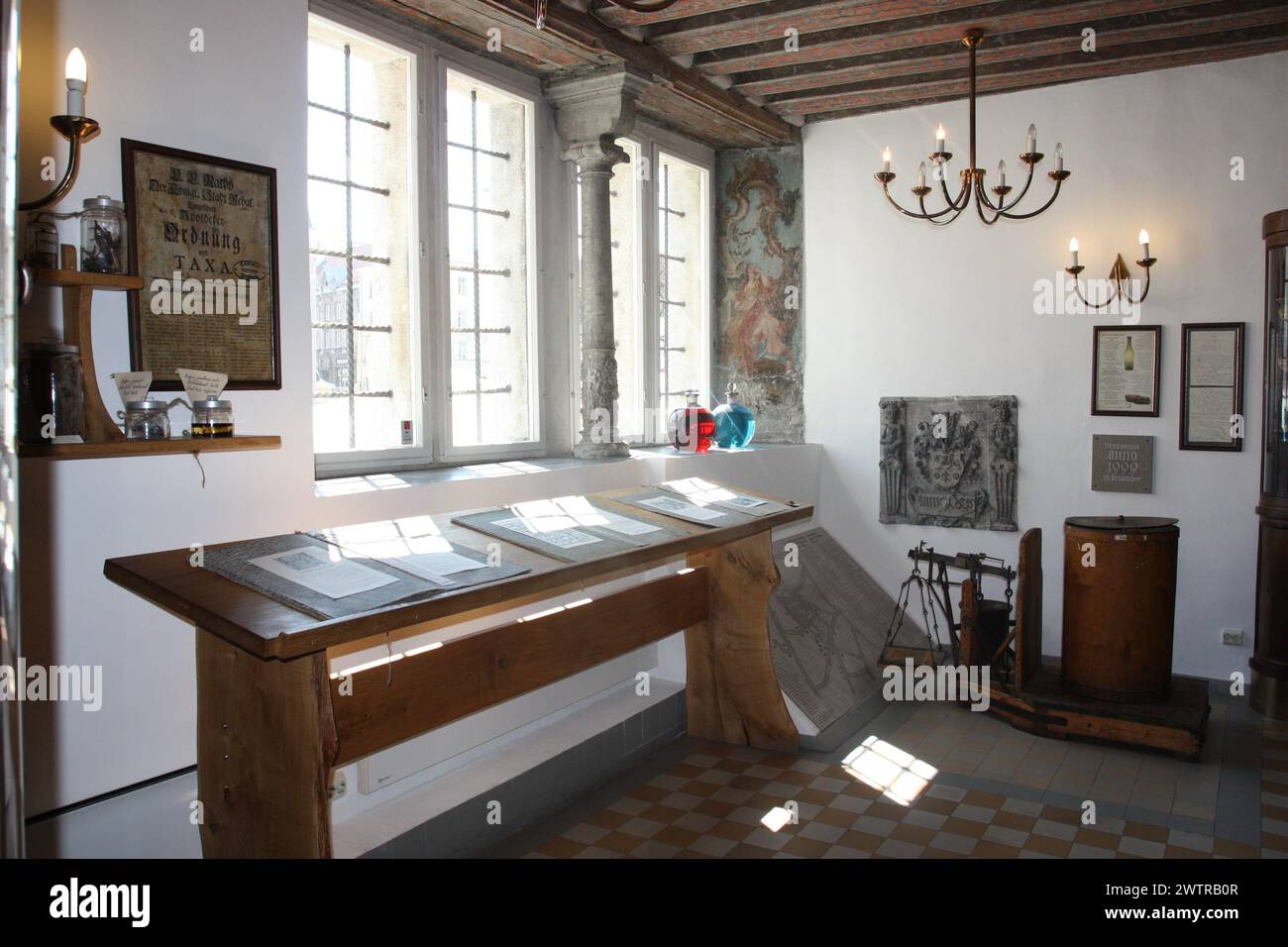 Farmacia del municipio di Tallinn (interno) Raeapteek 1422. Foto Stock