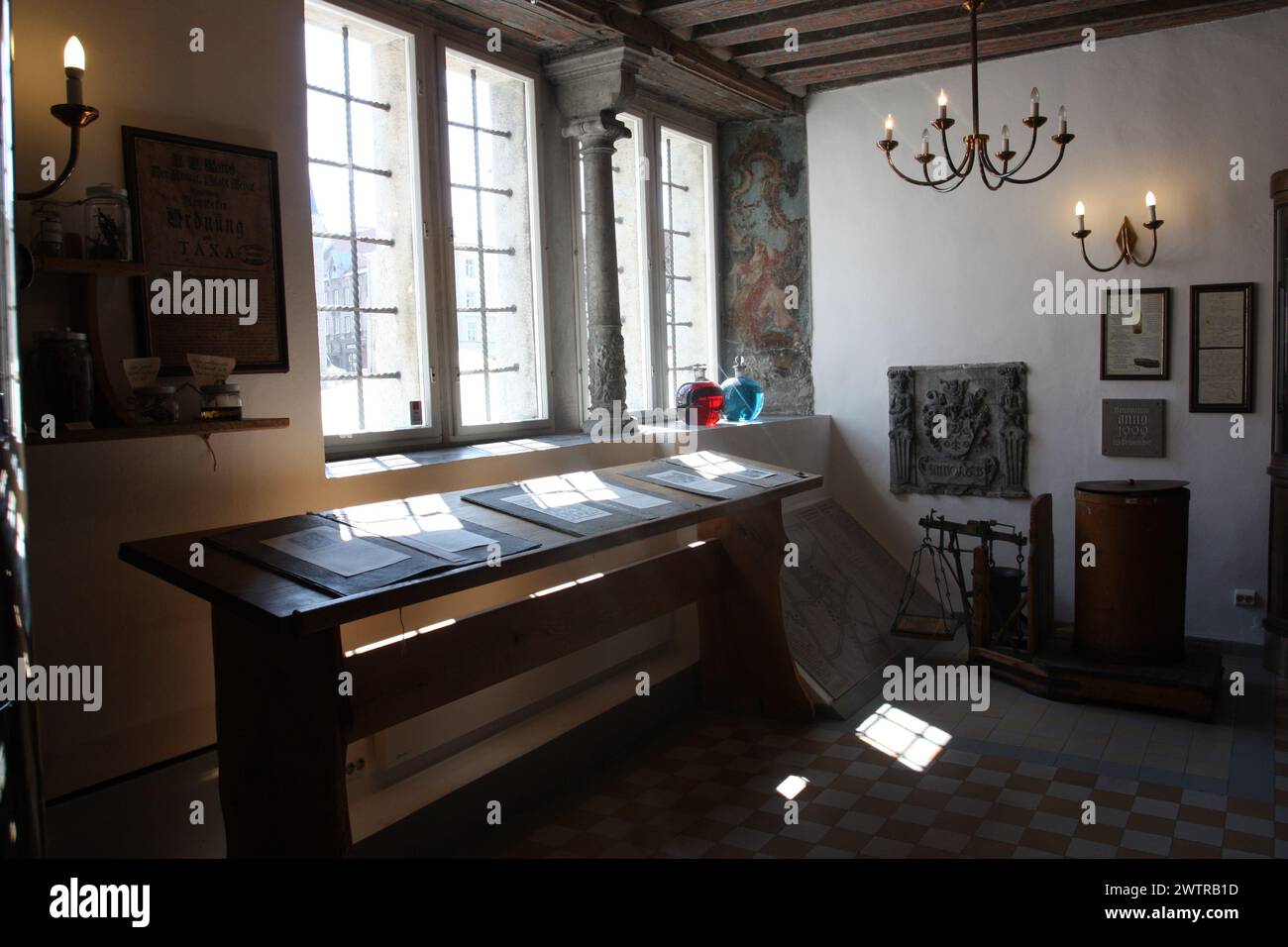 Raeapteek - interni della farmacia del Municipio di Tallinn Foto Stock