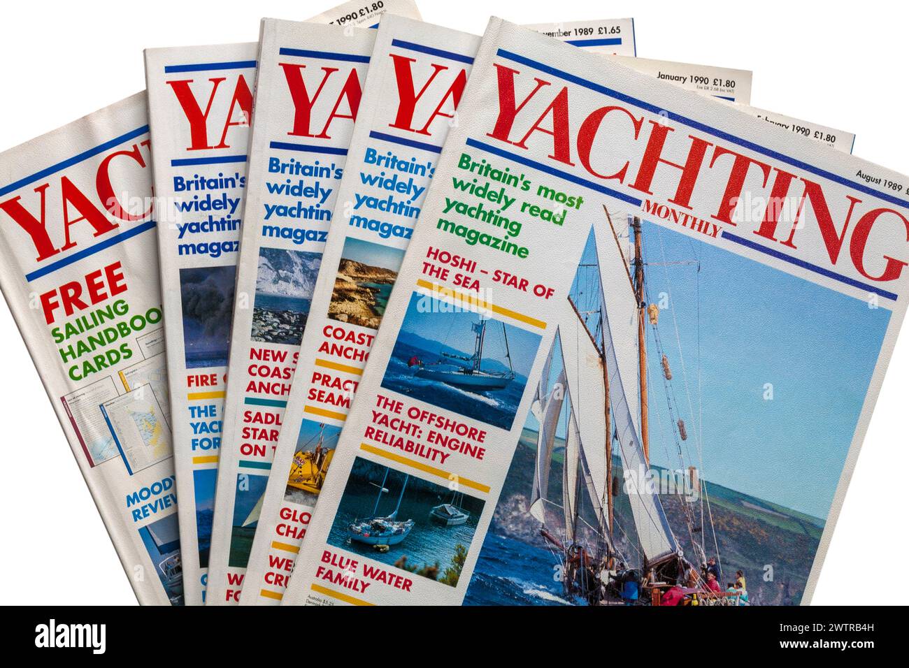 Una pila di vecchie riviste Yachting Monthly del 1989-1990 su sfondo bianco Foto Stock
