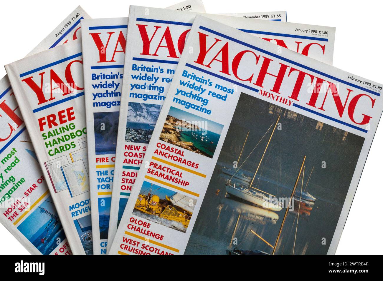 Una pila di vecchie riviste Yachting Monthly del 1989-1990 su sfondo bianco Foto Stock