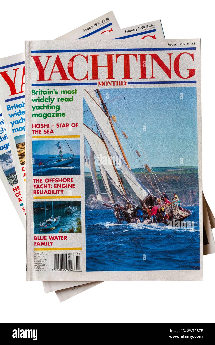 Una pila di vecchie riviste Yachting Monthly del 1989-1990 su sfondo bianco Foto Stock