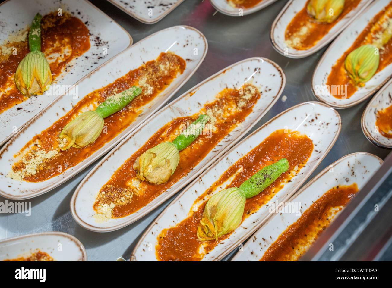 Piatti vuoti con salsa di avocado in file Foto Stock