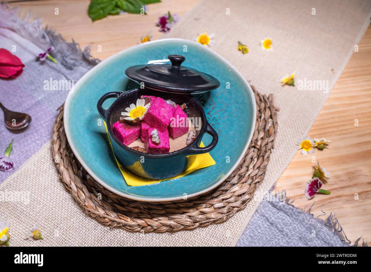 Una ciotola di gelato al cioccolato su un tavolo di legno Foto Stock