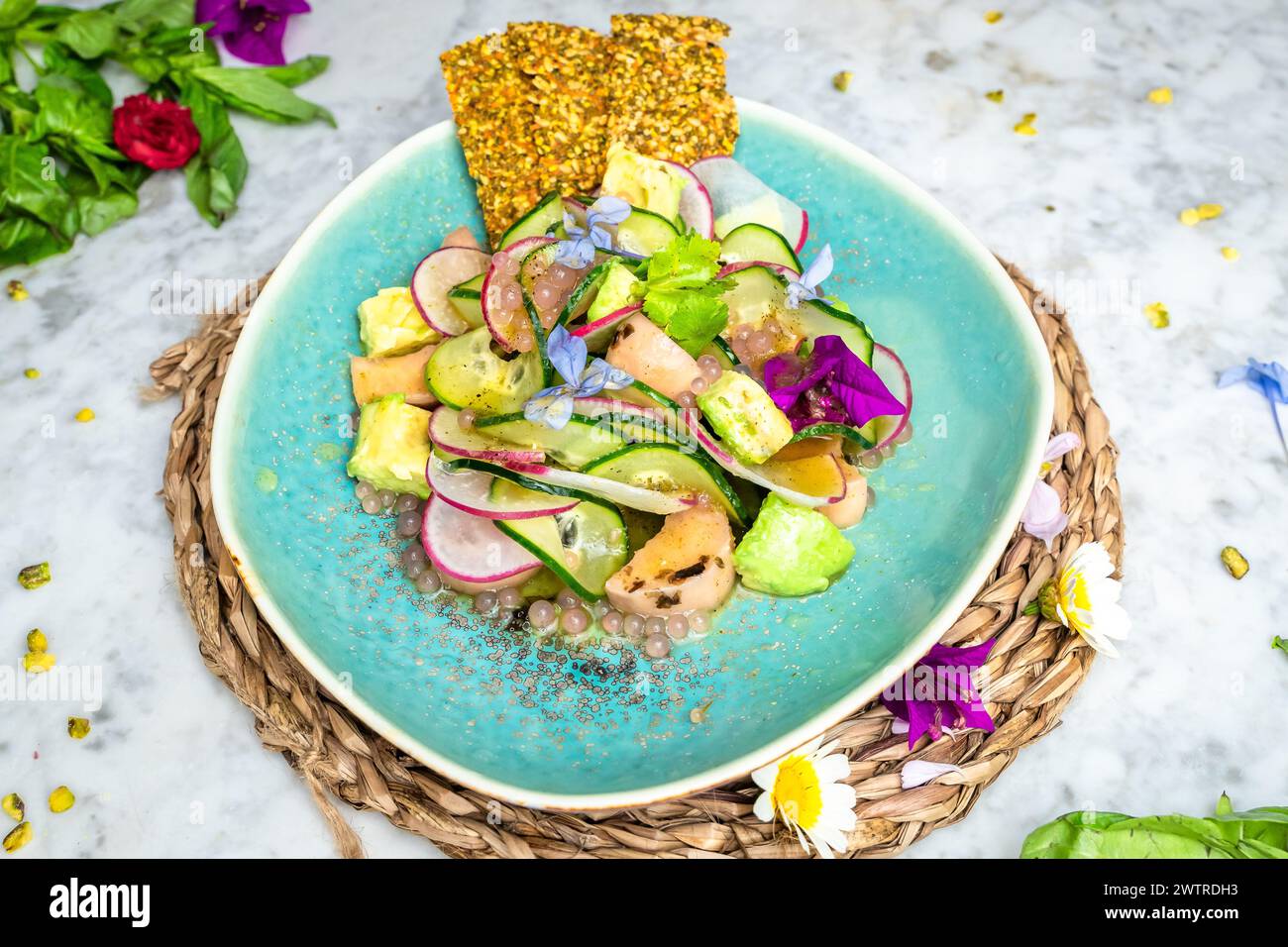 Piatto con insalata, riso e fiori a lato Foto Stock
