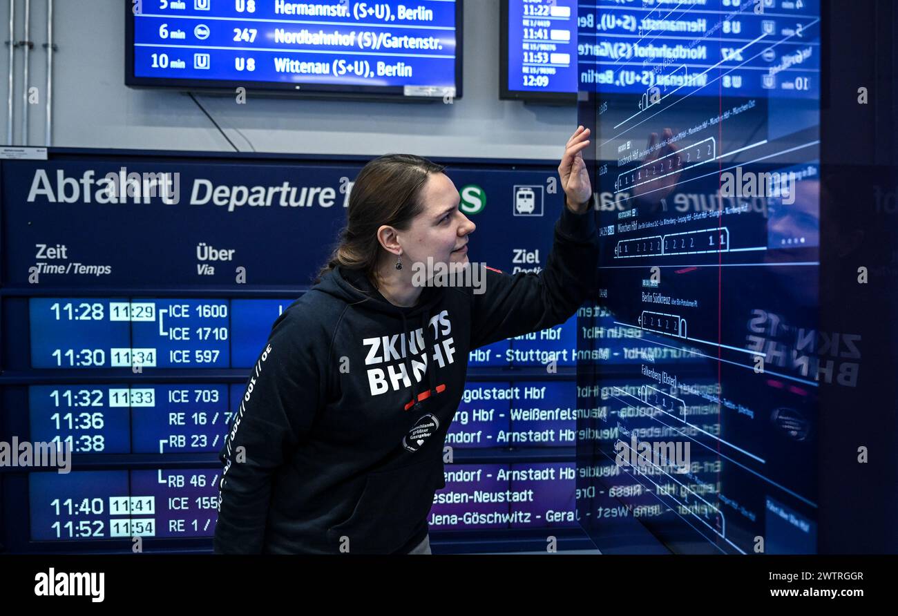 Berlino, Germania. 19 marzo 2024. Elena Rudolphi, project manager per le informazioni sui viaggiatori, si trova presso il laboratorio di test di informazioni sui viaggiatori della Deutsche Bahn presso le stazioni. Il laboratorio testa in che modo i monitor e gli altoparlanti della stazione riproducono i dati dalla piattaforma. Crediti: Britta Pedersen/dpa/Alamy Live News Foto Stock