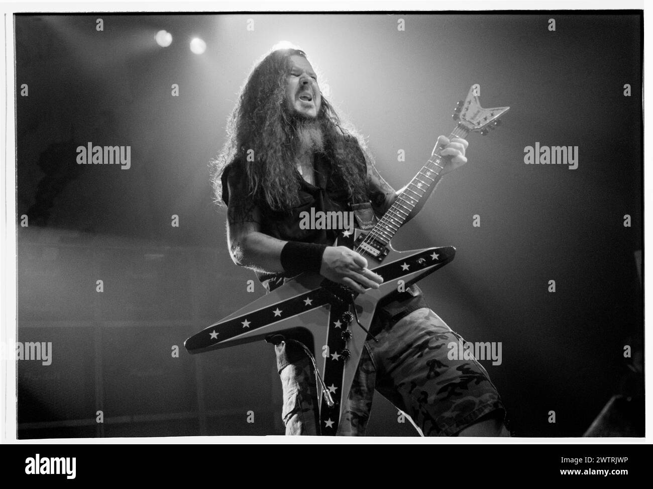 DIMEBAG DARRELL, PANTERA, 2000: Dimebag Darrell (1966-2004) chitarrista con Pantera che suonava dal vivo in uno degli ultimi tour con la formazione classica della band al Newport Centre di Newport, Galles, Regno Unito, il 24 aprile 2000. Fotografia: Rob Watkins. INFO: Dimebag Darrell, nato Darrell Lance Abbott il 20 agosto 1966 ad Arlington, Texas, è stato un chitarrista famoso per il suo lavoro rivoluzionario con i Pantera. Tragicamente, è stato colpito fatalmente sul palco nel 2004, lasciando dietro di sé un'eredità di influente musica metal e appassionati devoti. Foto Stock