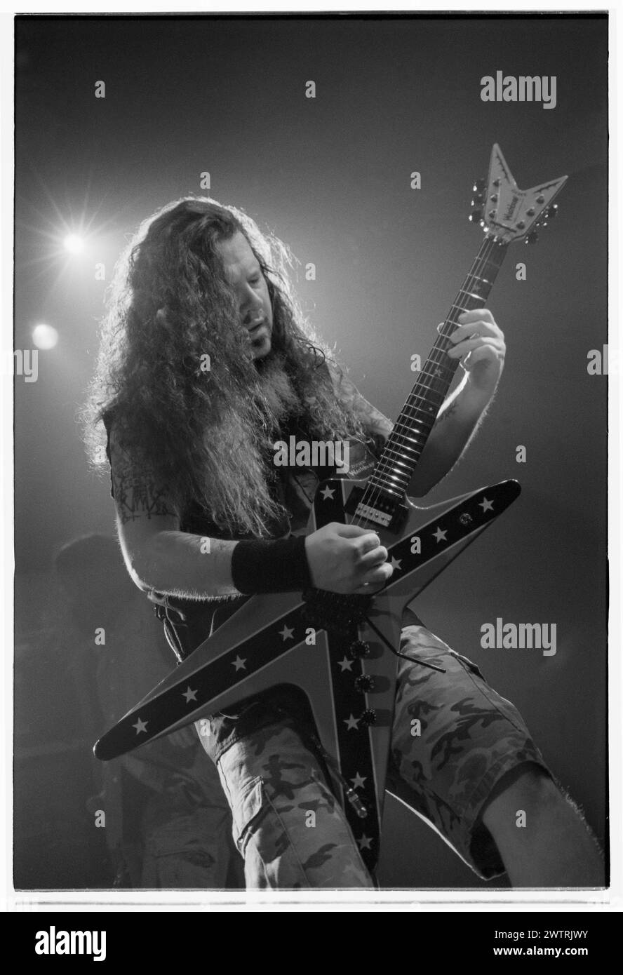 DIMEBAG DARRELL, PANTERA, 2000: Dimebag Darrell (1966-2004) chitarrista con Pantera che suonava dal vivo in uno degli ultimi tour con la formazione classica della band al Newport Centre di Newport, Galles, Regno Unito, il 24 aprile 2000. Fotografia: Rob Watkins. INFO: Dimebag Darrell, nato Darrell Lance Abbott il 20 agosto 1966 ad Arlington, Texas, è stato un chitarrista famoso per il suo lavoro rivoluzionario con i Pantera. Tragicamente, è stato colpito fatalmente sul palco nel 2004, lasciando dietro di sé un'eredità di influente musica metal e appassionati devoti. Foto Stock
