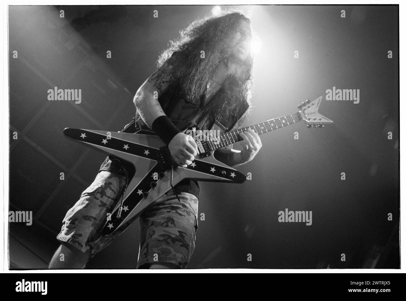 DIMEBAG DARRELL, PANTERA, 2000: Dimebag Darrell (1966-2004) chitarrista con Pantera che suonava dal vivo in uno degli ultimi tour con la formazione classica della band al Newport Centre di Newport, Galles, Regno Unito, il 24 aprile 2000. Fotografia: Rob Watkins. INFO: Dimebag Darrell, nato Darrell Lance Abbott il 20 agosto 1966 ad Arlington, Texas, è stato un chitarrista famoso per il suo lavoro rivoluzionario con i Pantera. Tragicamente, è stato colpito fatalmente sul palco nel 2004, lasciando dietro di sé un'eredità di influente musica metal e appassionati devoti. Foto Stock