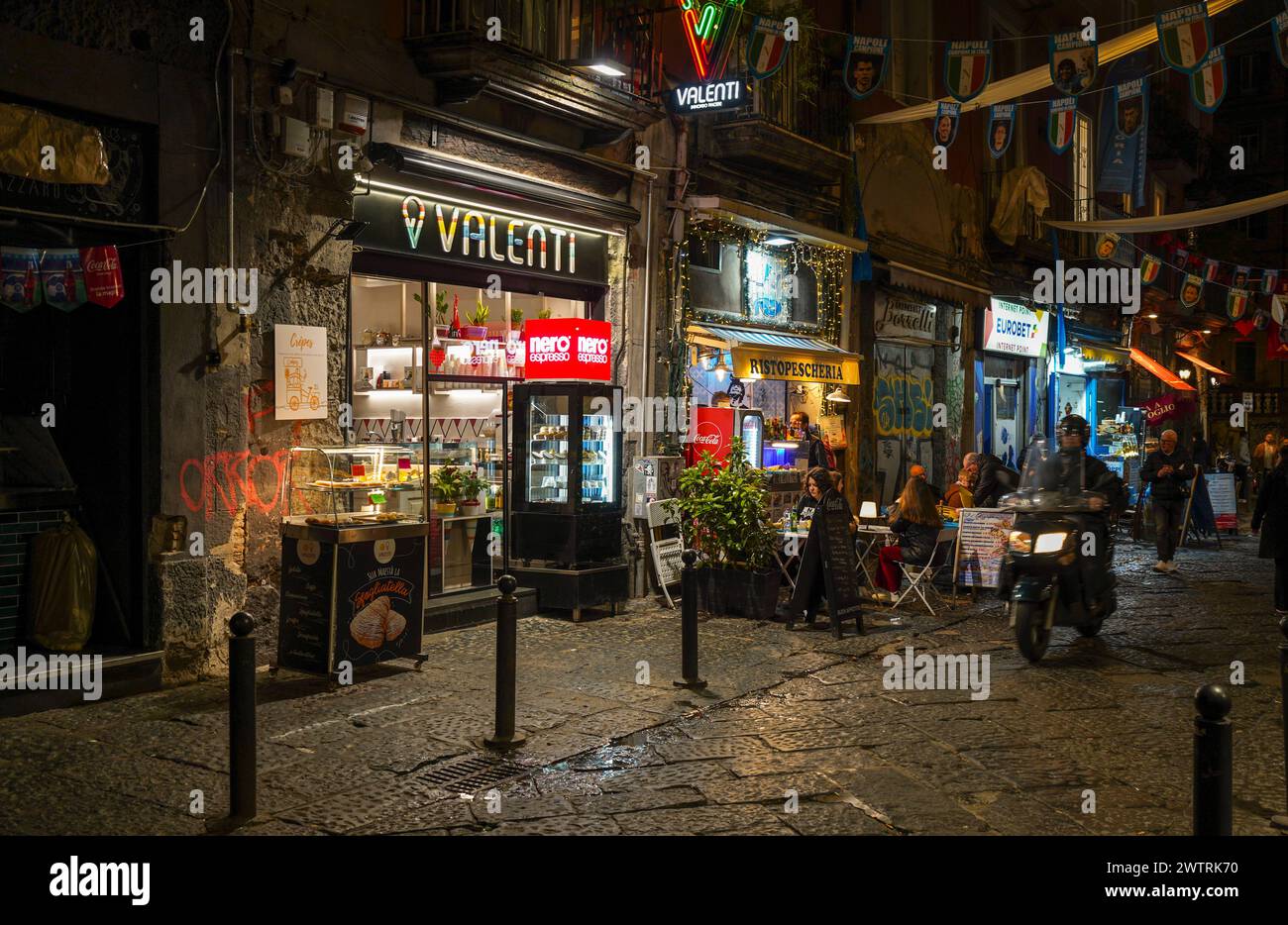 Bar e negozi di notte Italia, vista sulla strada, centro storico, Napoli, Campania, Italia, Europa. Foto Stock