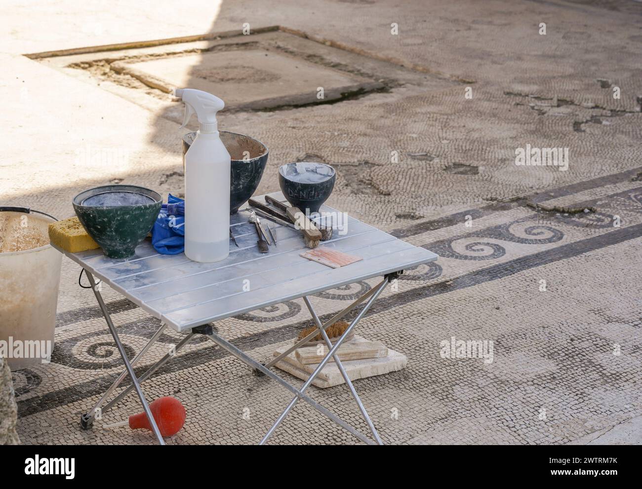 Tavolo con materiali per ricostruire antiche piastrelle a mosaico romano, in una piazza di Pompei, Napoli, Italia. Foto Stock