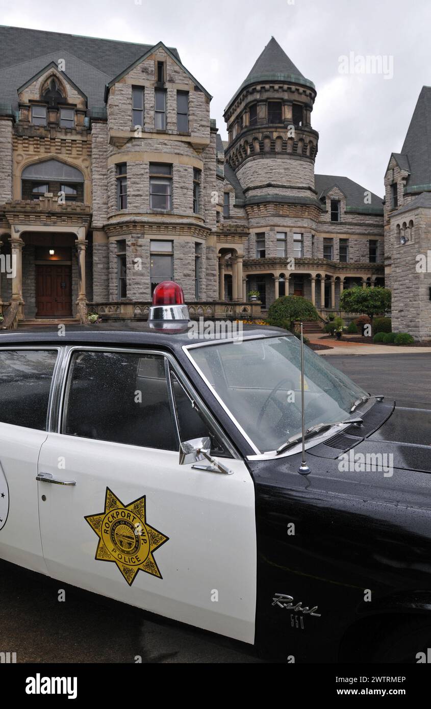 Una vecchia auto della polizia si trova fuori dall'Ohio State Reformatory a Mansfield, un'ex prigione che ora è una popolare attrazione turistica e location per le riprese. Foto Stock