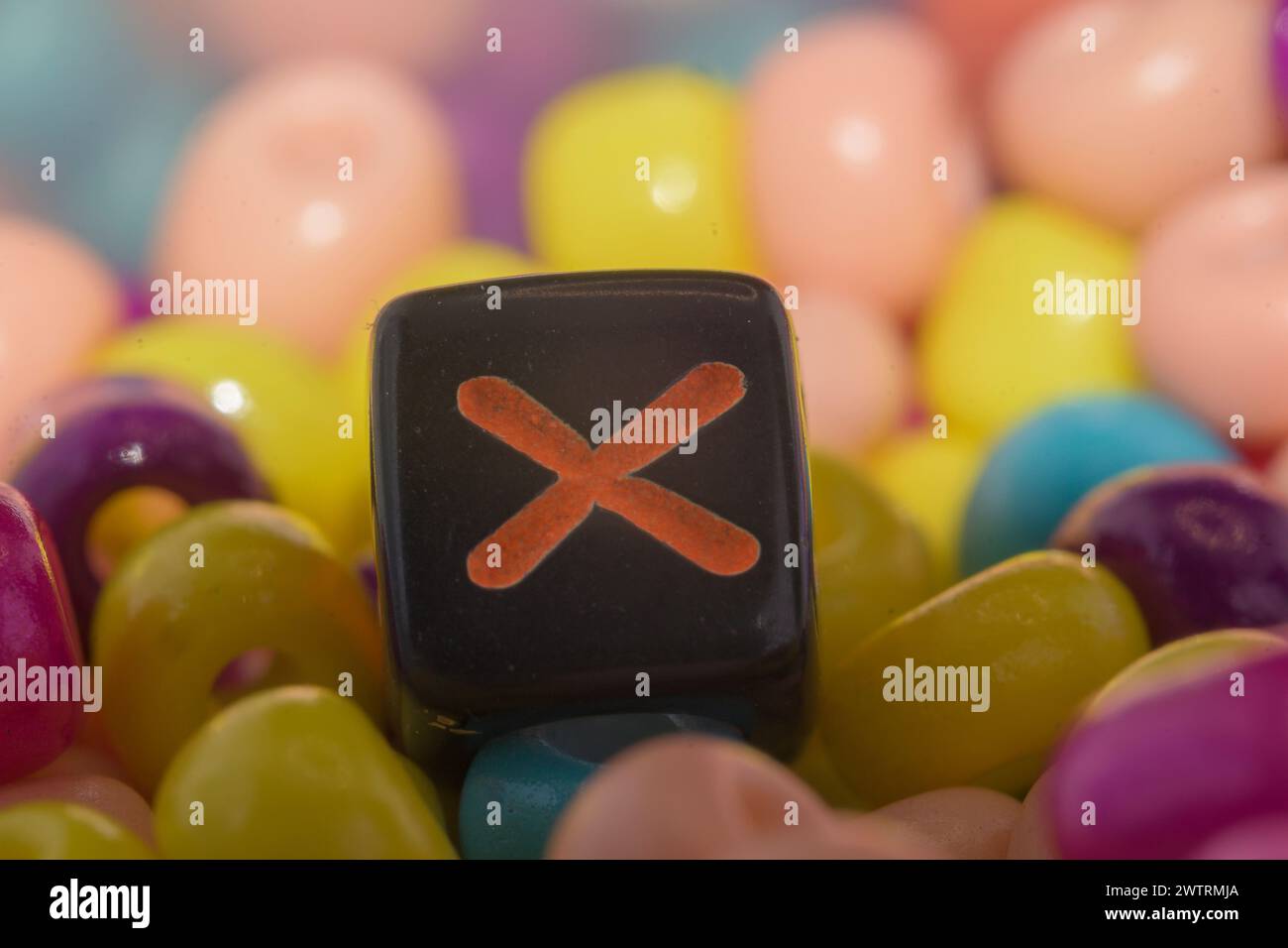 Dadi con x in arancione con incertezza di sfondo colorato orizzontale sconosciuta Foto Stock