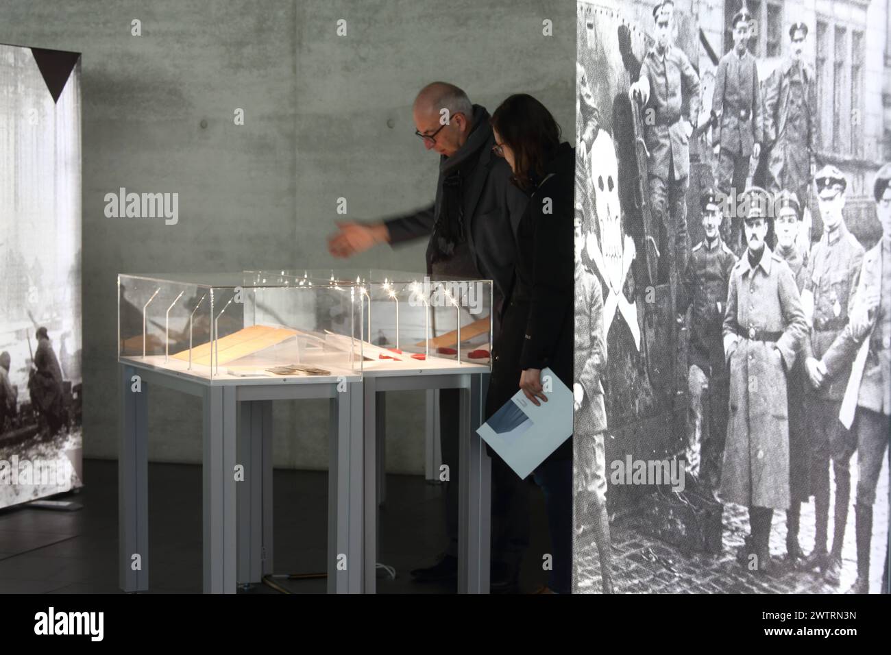 Presserundgang zur Sonderausstellung Gewalt gegen Weimar. Zerreissproben der fruehen Republik 1918-1923 im Dokumentationszentrum Topographie des Terrors in Berlin foto vom 19.03.2024. AM Anfang von Deutschlands erster Demokratie stand 1918 eine gewaltfreie Revolution. DAS Kaiserreich wurde zur Republik. Nur wenige Wochen spaeter schlug jedoch der friedliche Beginn in Gewalt um, Umsturzversuche, Anschlagsserien und Putschplaene von rechts wie links stellten fuer die junge Republik eine massiccio Bedrohung dar. Die multimediale Ausstellung Gewalt gegen Weimar veranschaulicht die Facetten der Gewal Foto Stock