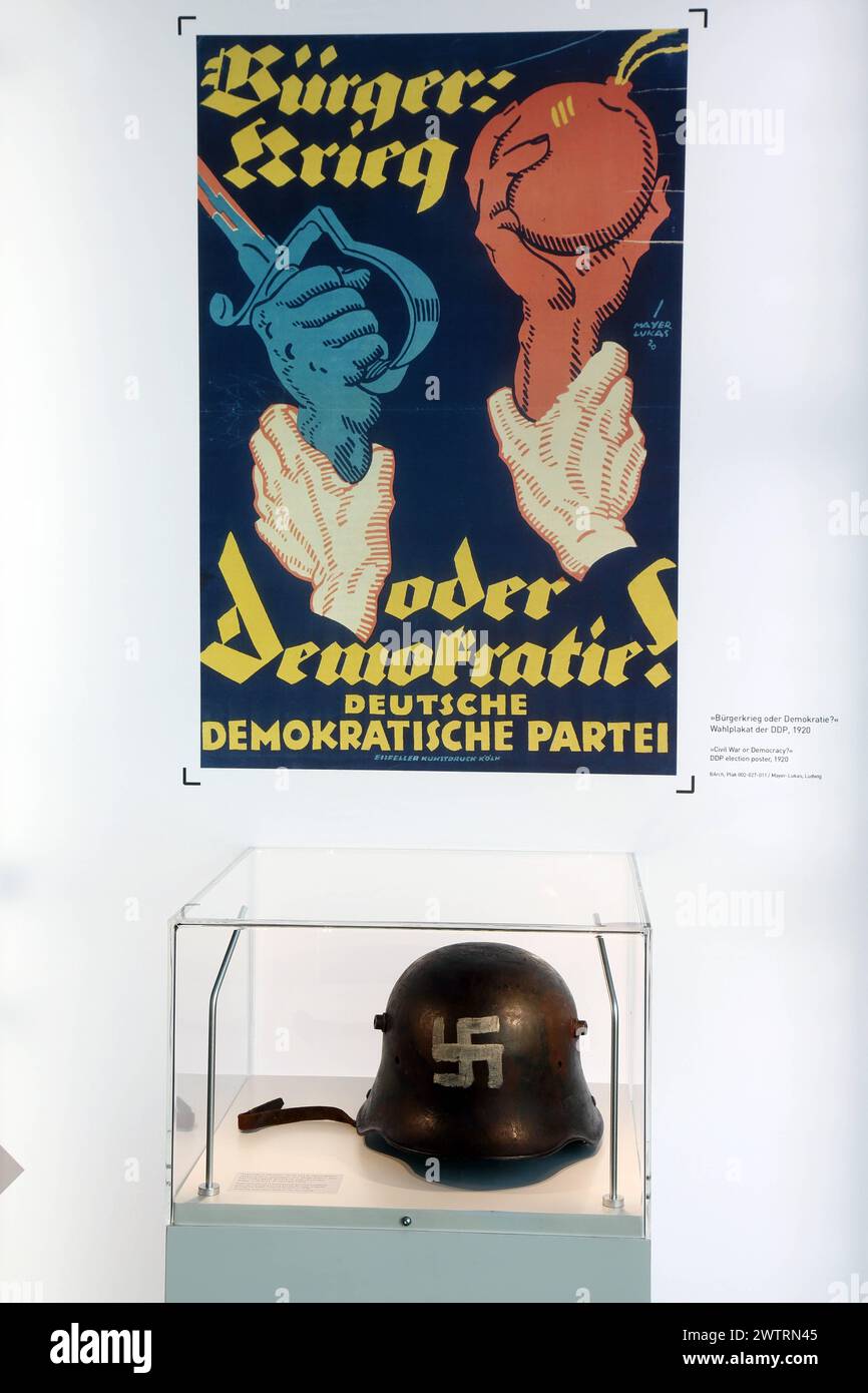 Presserundgang zur Sonderausstellung Gewalt gegen Weimar. Zerreissproben der fruehen Republik 1918-1923 im Dokumentationszentrum Topographie des Terrors in Berlin foto vom 19.03.2024. AM Anfang von Deutschlands erster Demokratie stand 1918 eine gewaltfreie Revolution. DAS Kaiserreich wurde zur Republik. Nur wenige Wochen spaeter schlug jedoch der friedliche Beginn in Gewalt um, Umsturzversuche, Anschlagsserien und Putschplaene von rechts wie links stellten fuer die junge Republik eine massiccio Bedrohung dar. Die multimediale Ausstellung Gewalt gegen Weimar veranschaulicht die Facetten der Gewal Foto Stock