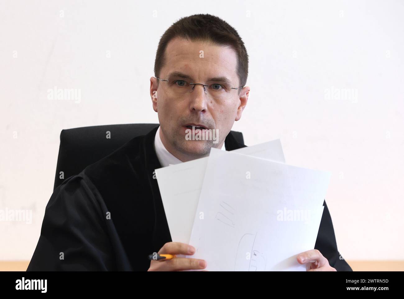 Augusta, Germania. 19 marzo 2024. Christoph Kern, presidente del tribunale, si siede in panchina all'inizio del processo. Presiede il processo contro quattro uomini che sono accusati di aver causato un'esplosione di ordigni esplosivi e di aver causato gravi danni fisici. L'imputato principale avrebbe scatenato un firecracker, che non è autorizzato in Germania, nel blocco visitatori l'11 novembre 2023 durante la partita di Bundesliga tra FC Augsburg e TSG 1899 Hoffenheim. Crediti: Karl-Josef Hildenbrand/dpa/Alamy Live News Foto Stock