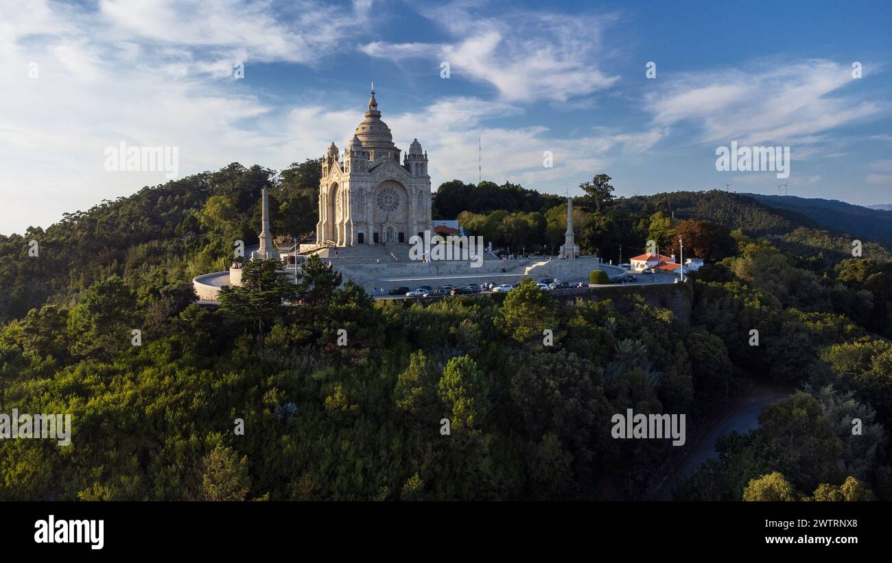 La collina di Santa Luzia e il Monumento del Tempio del Sacro cuore di Gesù, santuario cristiano cattolico. Viana do Castelo, Portogallo. Foto Stock