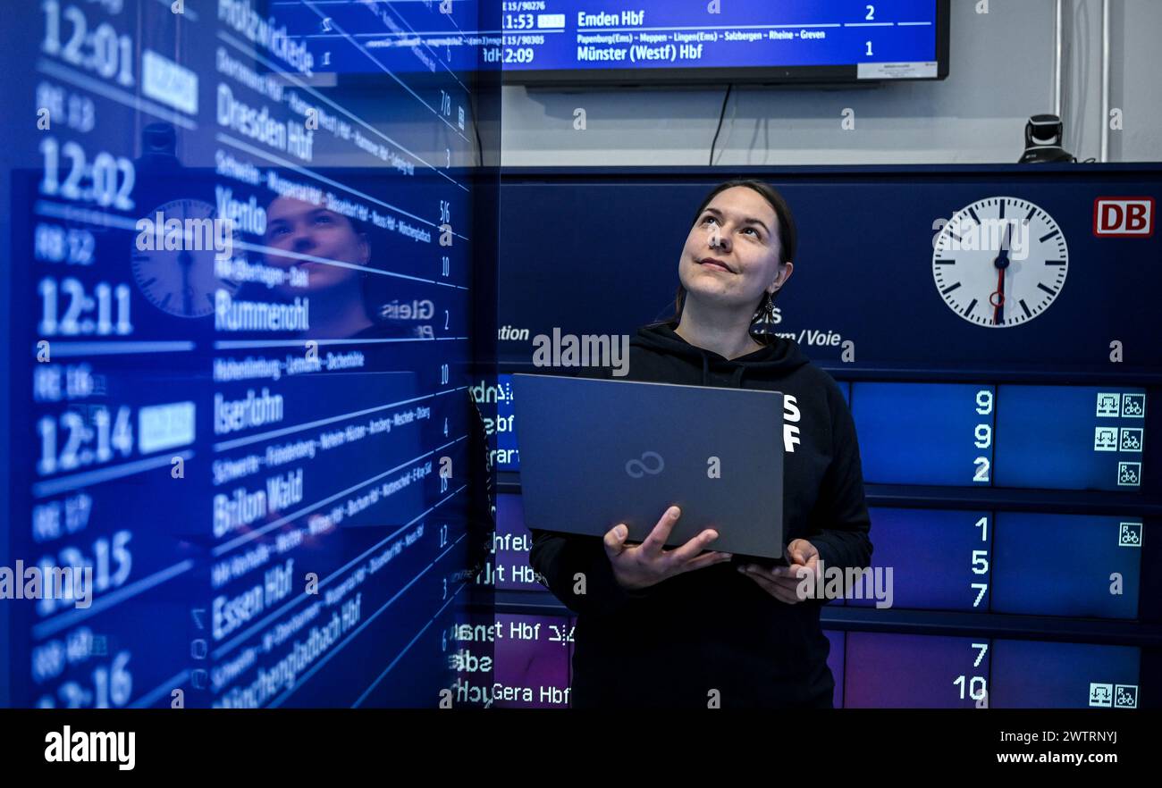 Dpatop - 19 marzo 2024, Berlino: Elena Rudolphi, project manager per le informazioni sui viaggiatori, si trova presso il laboratorio di test di informazioni sui viaggiatori della Deutsche Bahn presso le stazioni ferroviarie. Il laboratorio testa in che modo i monitor e gli altoparlanti della stazione riproducono i dati dalla piattaforma. Foto: Britta Pedersen/dpa Foto Stock