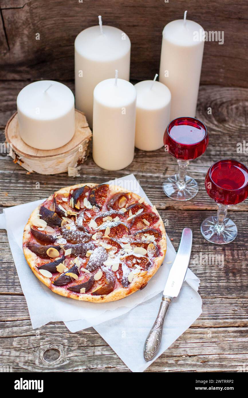 Torta di fichi e pecan o crostata, crosta di torta fatta in casa con fichi, zucchero di canna, burro, uova e noci pecan ripieni, decorata con fichi freschi e noci pecan tostato Foto Stock