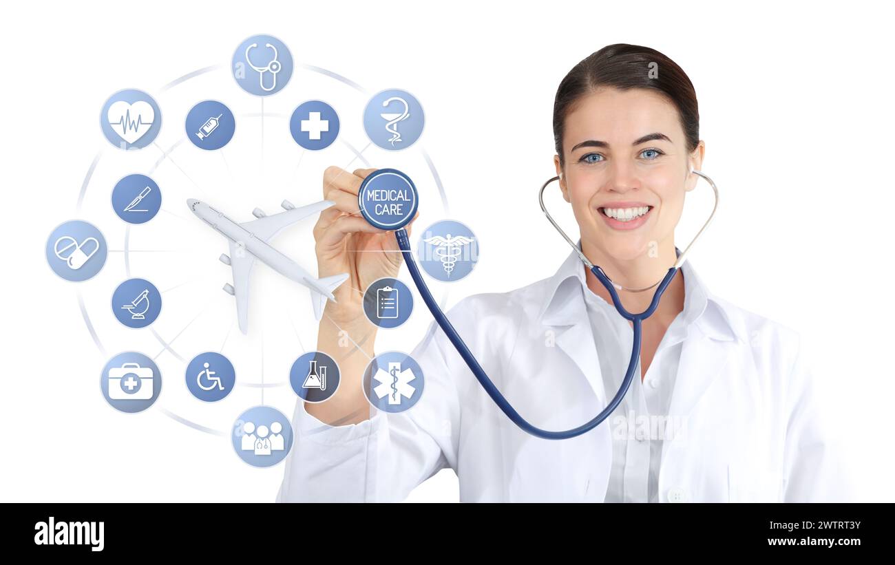 medico sorridente con stetoscopio e aereo su icone mediche sfondo, assicurazione medica concetto di viaggio che si tratti di una vacanza al mare o un b Foto Stock