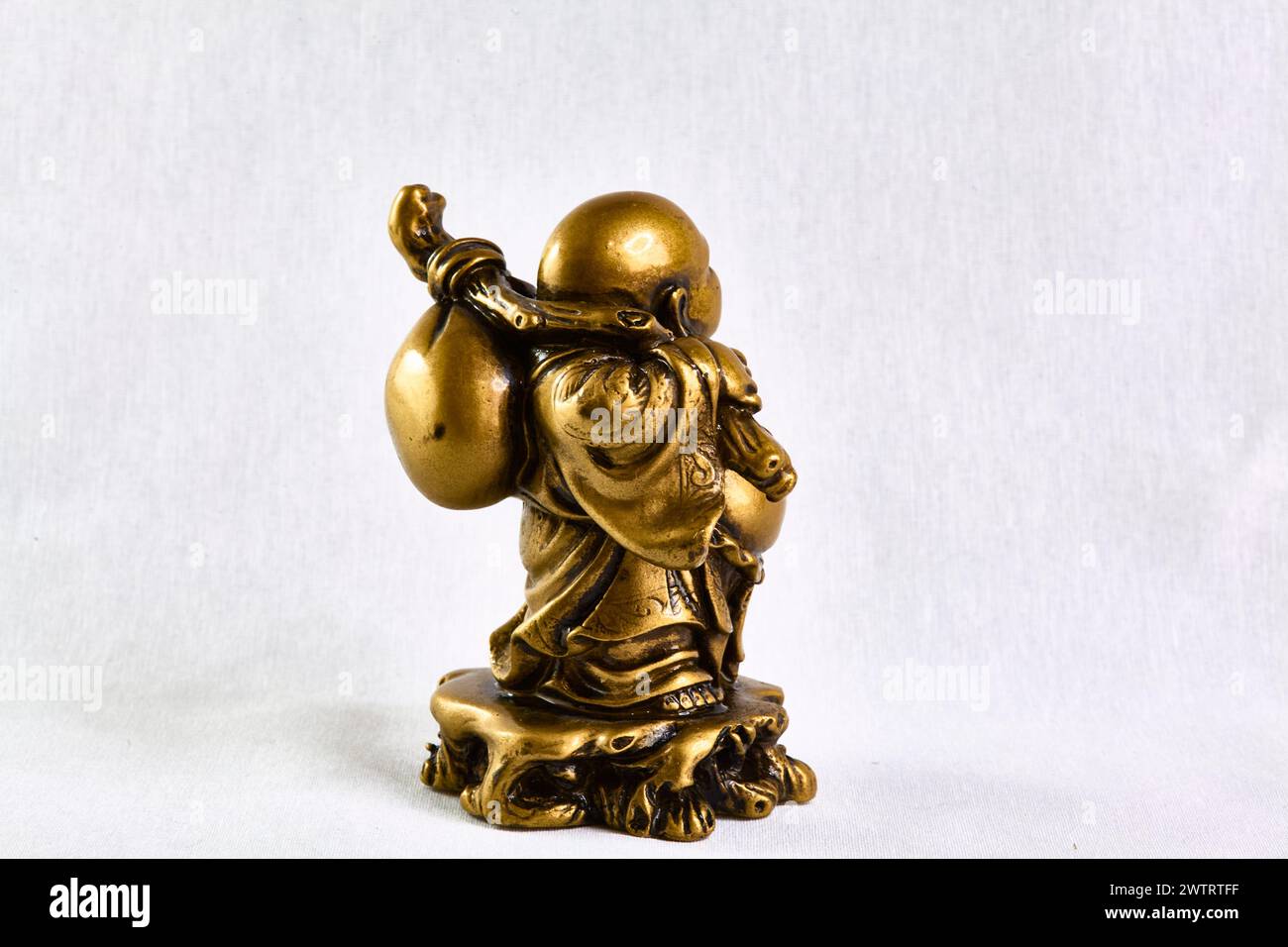 Statuetta in bronzo di Buddha che cammina con una borsa sulla spalla, vista posteriore, souvenir Foto Stock