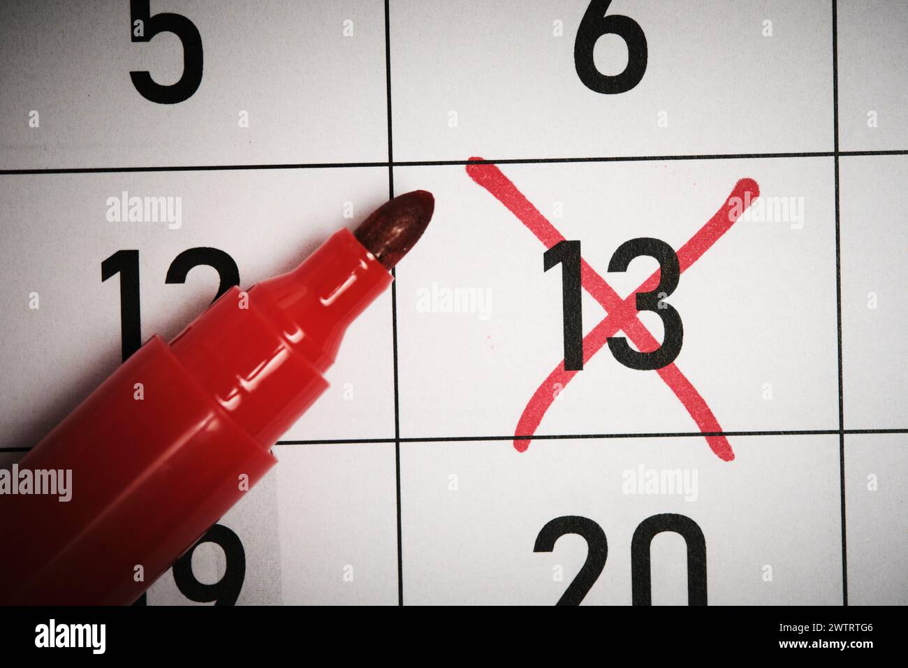 il tredicesimo giorno del calendario è contrassegnato da un contrassegno rosso Foto Stock