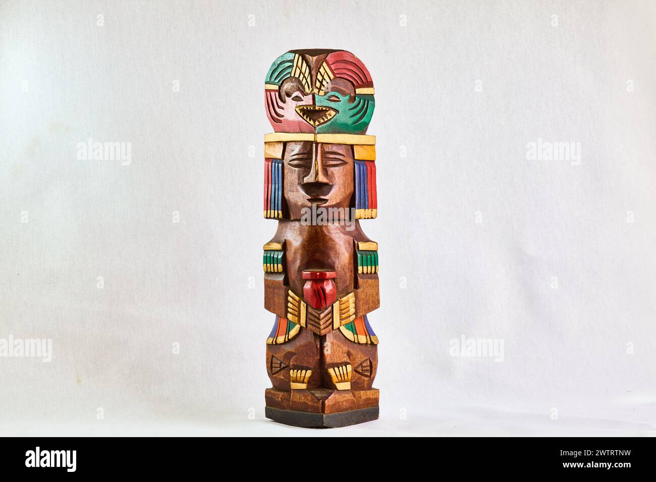 Dipinto vintage intagliato a mano Inuit Eskimo Native American Indian Totem Foto Stock