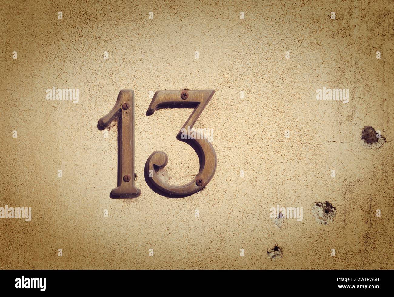 Metallo numero 13 sul muro della casa Foto Stock
