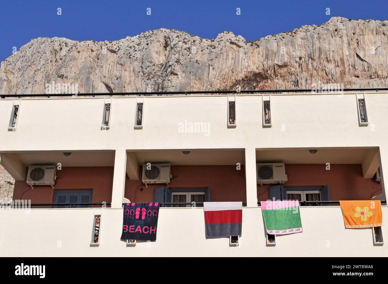 Asciugamani colorati appesi su appartamenti per vacanze balconi, Masouri, Kalymnos, Grecia Foto Stock