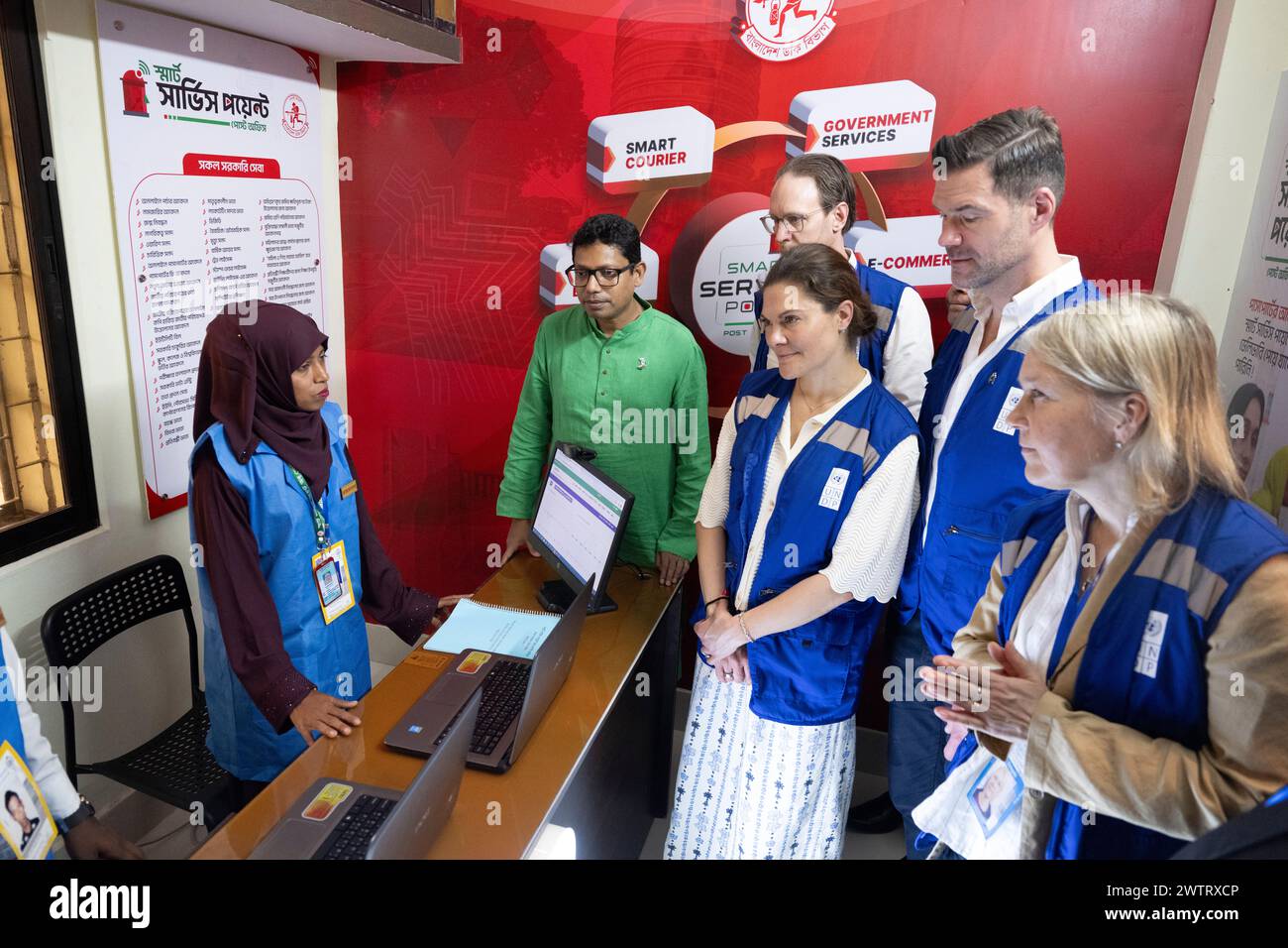 Il 19 marzo 2024, la Crown Princess Victoria inaugura un Centro servizi intelligenti presso un ufficio postale a Koyra, Bangladesh, insieme al ministro del clima, Saber Hossain Chowdhury, al ministro delle poste e dell'ICT Zunaid Ahmad Palak e a Johan Forssell, ministro svedese degli aiuti e del commercio estero. Sua altezza reale la principessa Vittoria di Svezia visita il Bangladesh nel suo ruolo di Ambasciatore di buona volontà dell'UNDP dal 18 al 22 marzo 2024. Foto: Henrik Montgomery / TT / codice 10060 Foto Stock