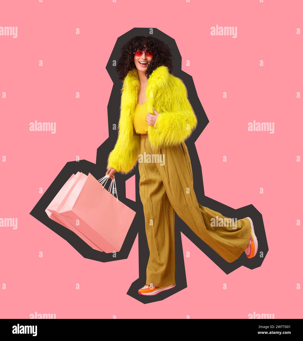 Donna felice con borse della spesa su sfondo rosa Foto Stock