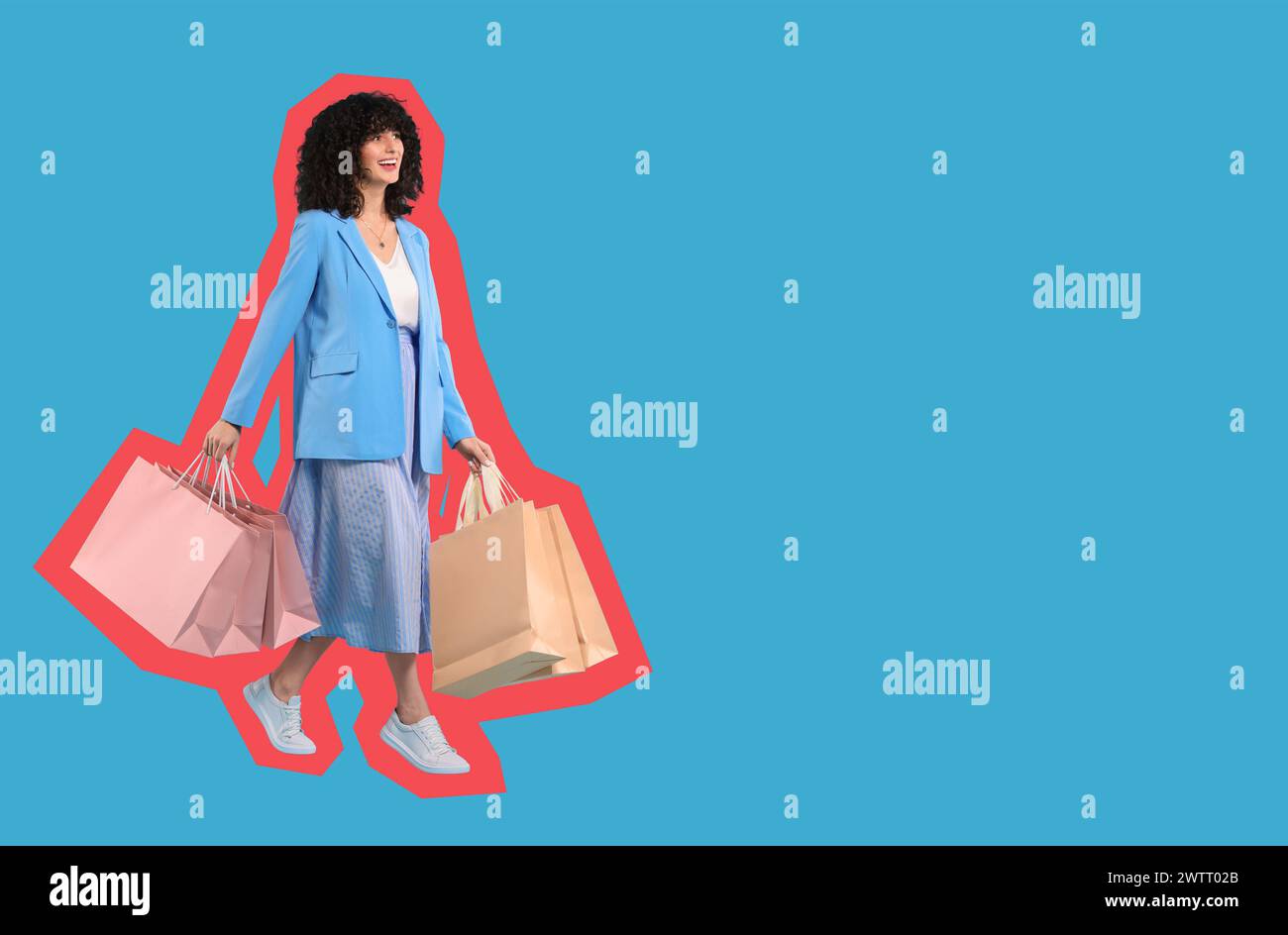 Donna felice con borse della spesa su sfondo azzurro, spazio per testo Foto Stock