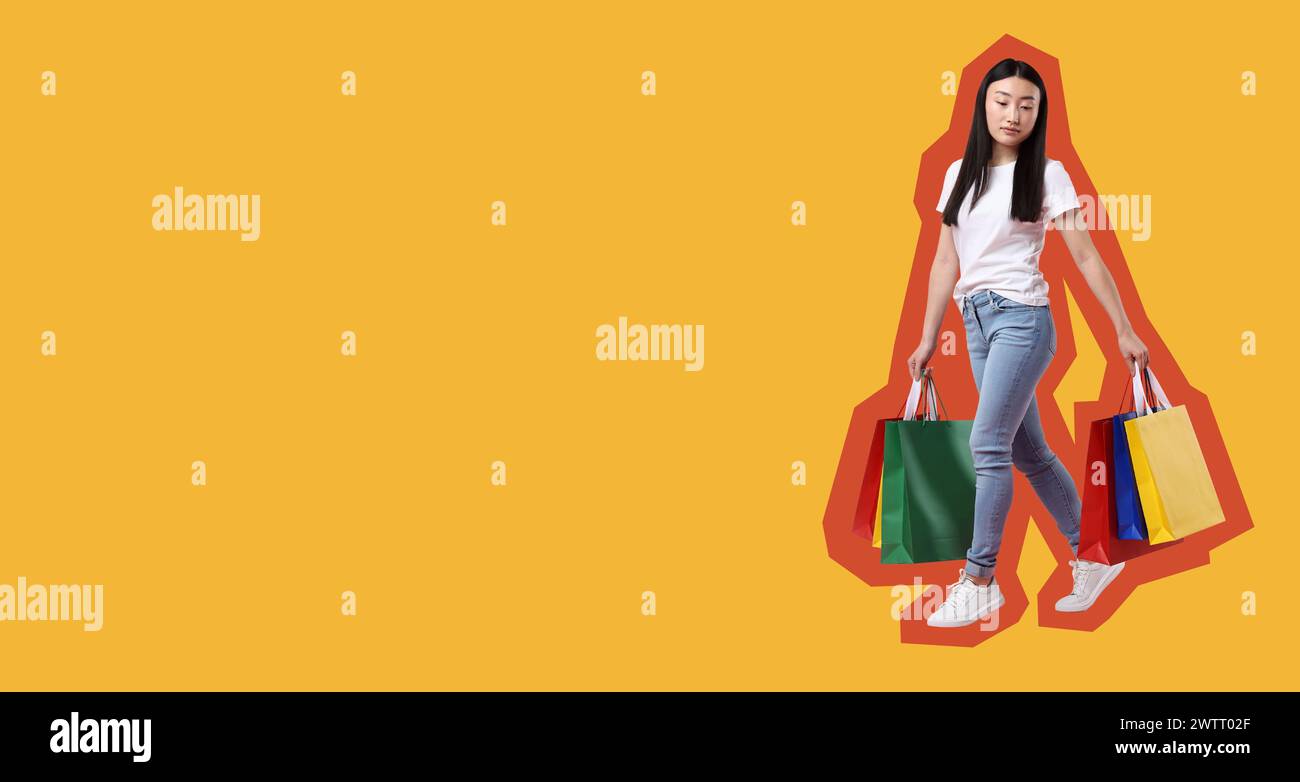Donna con borse della spesa su sfondo arancione, spazio per testo. Design banner Foto Stock