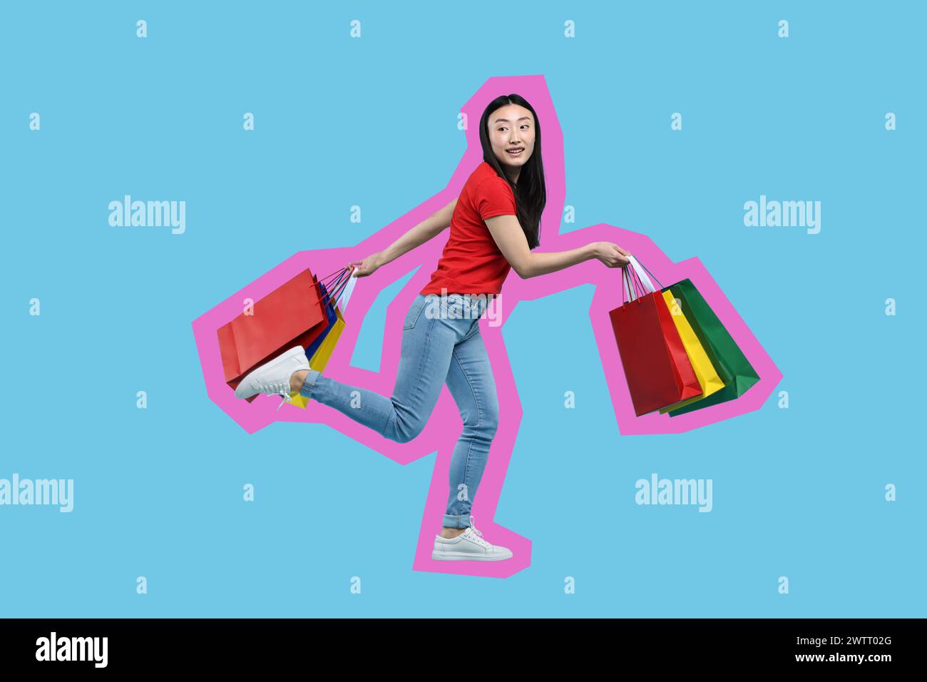 Donna felice con le borse della spesa su sfondo azzurro Foto Stock