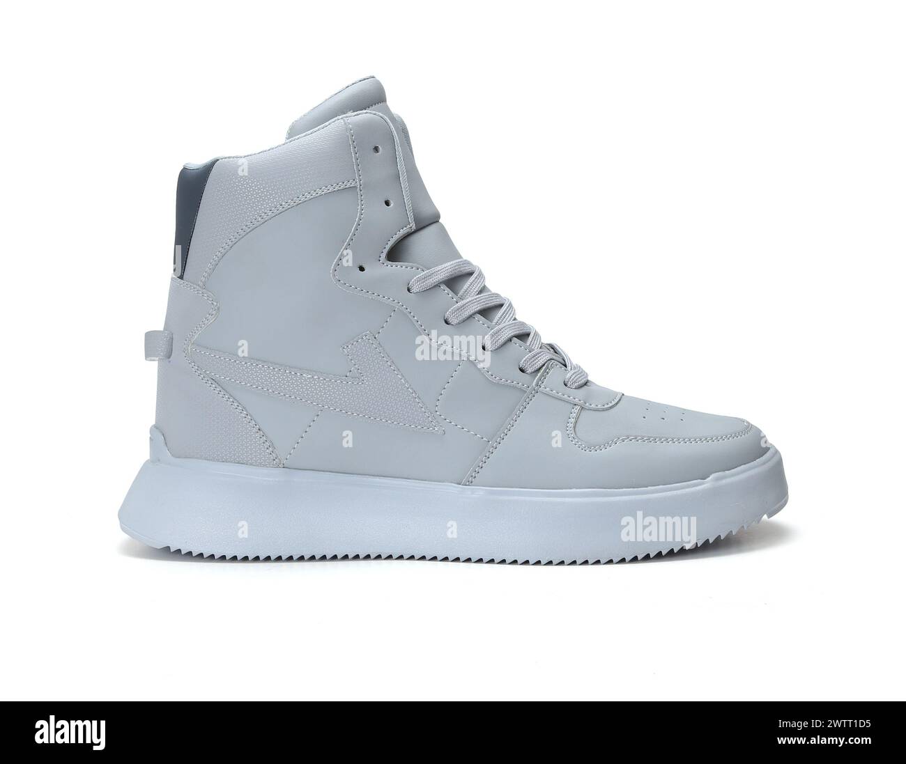 sneaker alte alla caviglia isolate su sfondo bianco Foto Stock