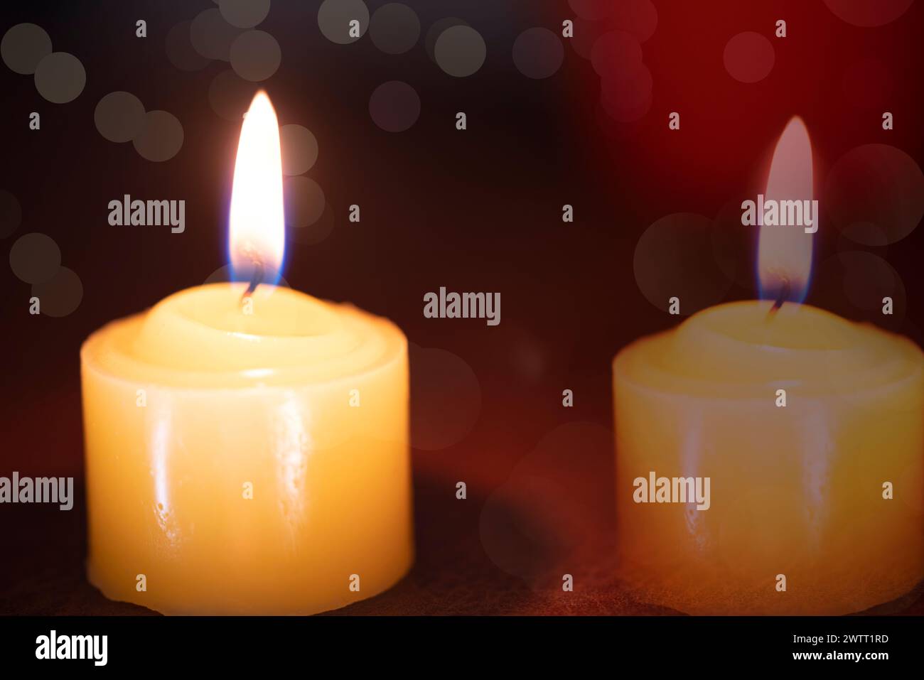 Due candele con bokeh per sfondo e ispirazione Foto Stock