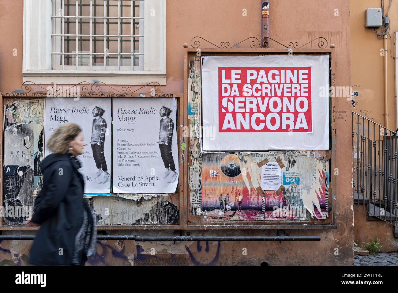 Il poster "le pagine da scrivere sono ancora necessarie" è lo slogan scelto dalla rivista indipendente "Scomodo". Via Trastevere. Roma, Italia Foto Stock