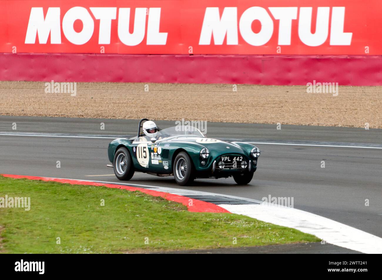 The Green, 1954, AC Bristol, di Mark Richardson ed Ellie Birchenhough, che gareggiano nell'MRL RAC Woodcote Trophy, durante il Silverstone Festival del 2023 Foto Stock