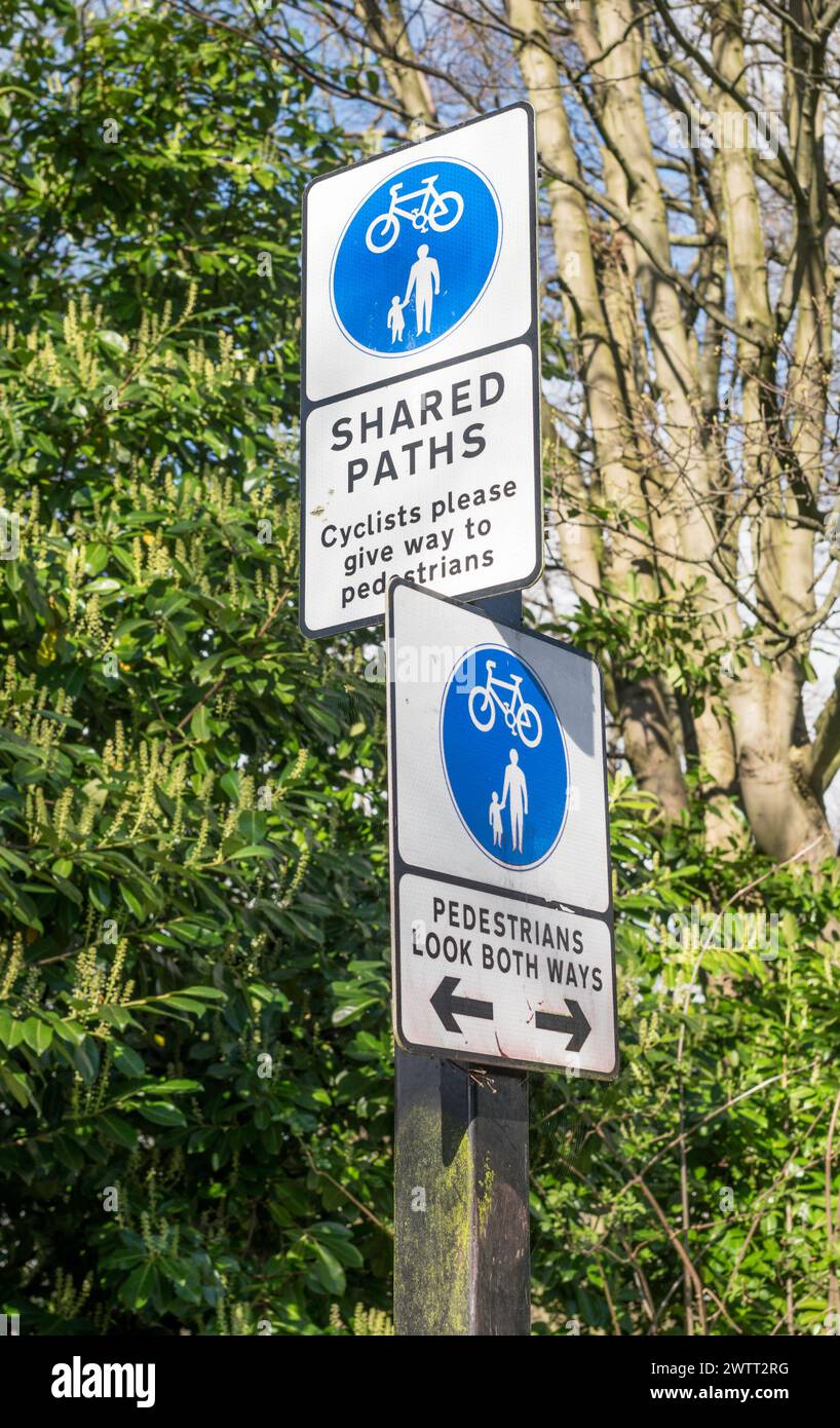 Cartello indicante un percorso condiviso tra ciclisti e pedoni a Heaton Park, Newcastle, Inghilterra nord-orientale, Regno Unito Foto Stock