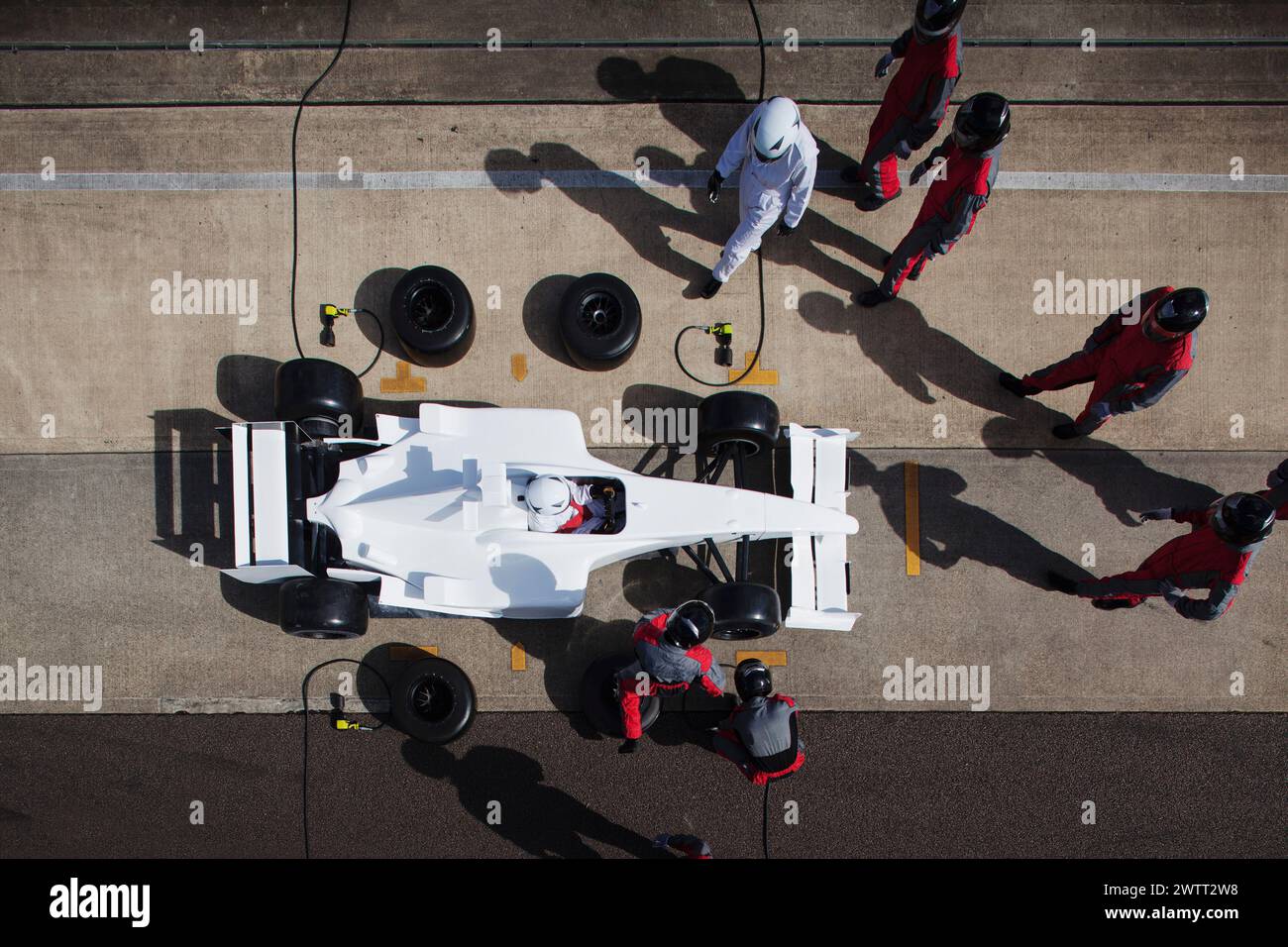 Una vista dall'alto di un pit stop in azione durante una giornata di sole sul circuito. Foto Stock