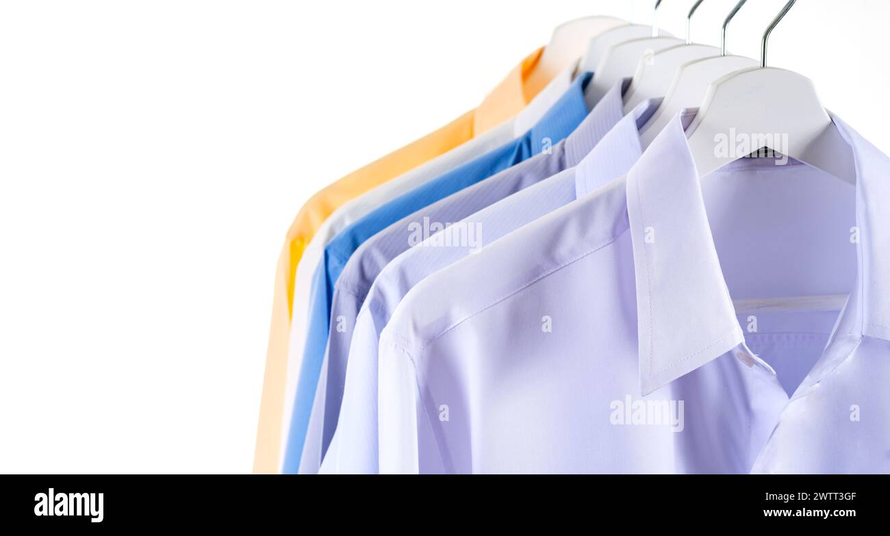 Camicie colorate appese su un rack, sfondo Foto Stock