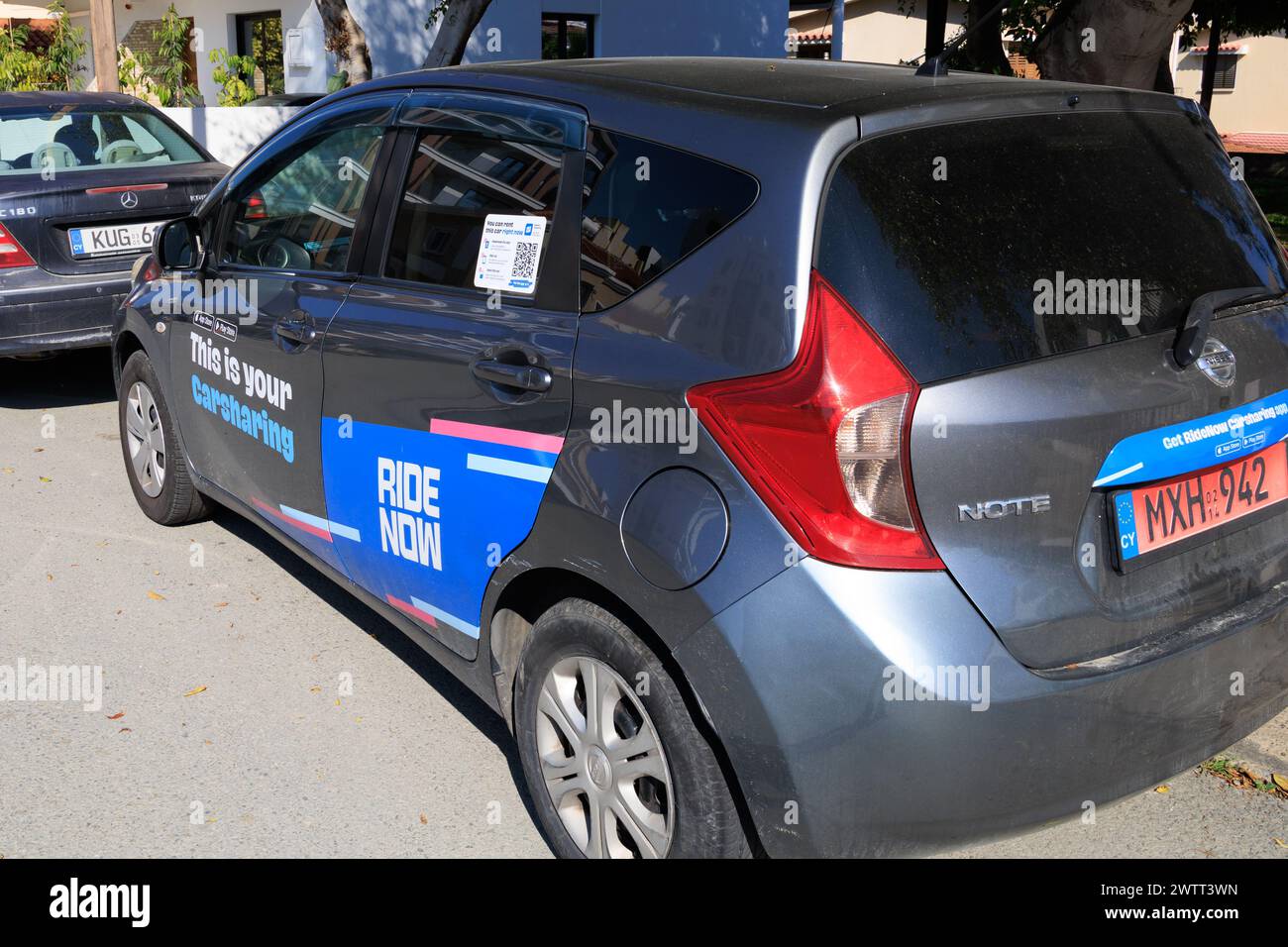 Nissan Note auto condivisa con il logo, parcheggiata in attesa di nuove personalizzazioni. Larnaca, Cipro Foto Stock