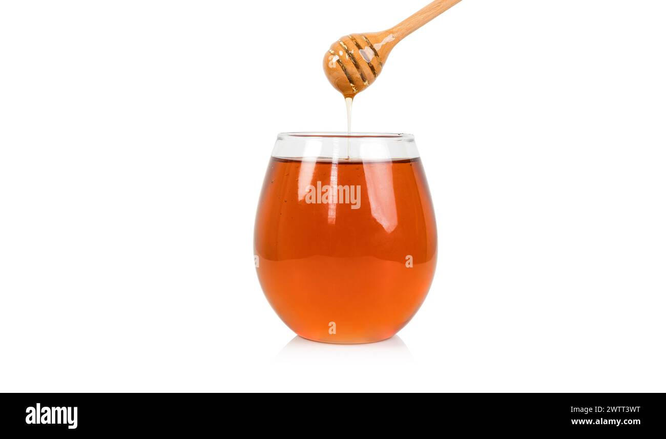 Bicchiere di miele e cucchiaia isolato su sfondo bianco Foto Stock