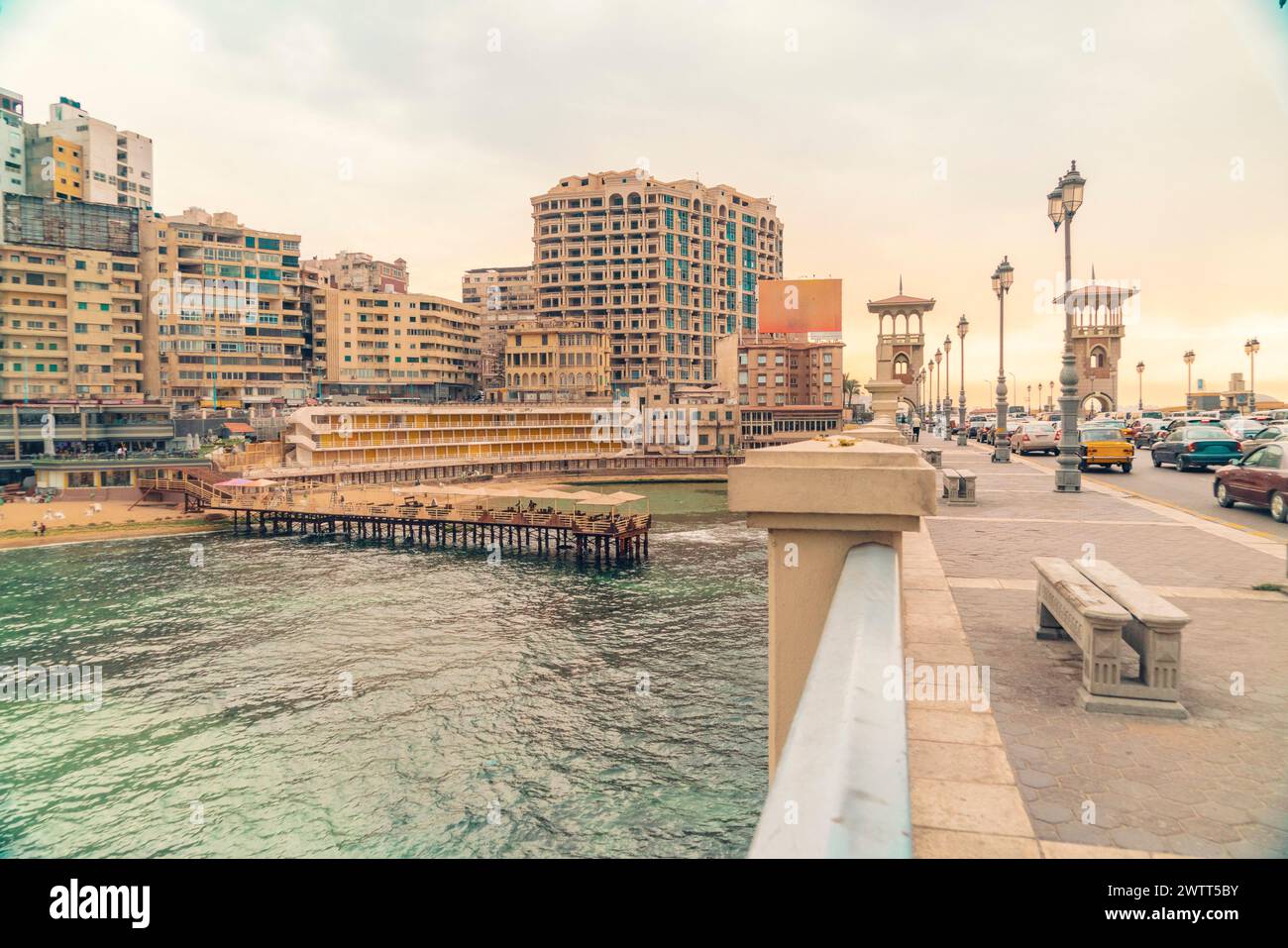 Stnaley Bridge e spiaggia sul Mar Mediterraneo, Alessandria, Egitto Foto Stock